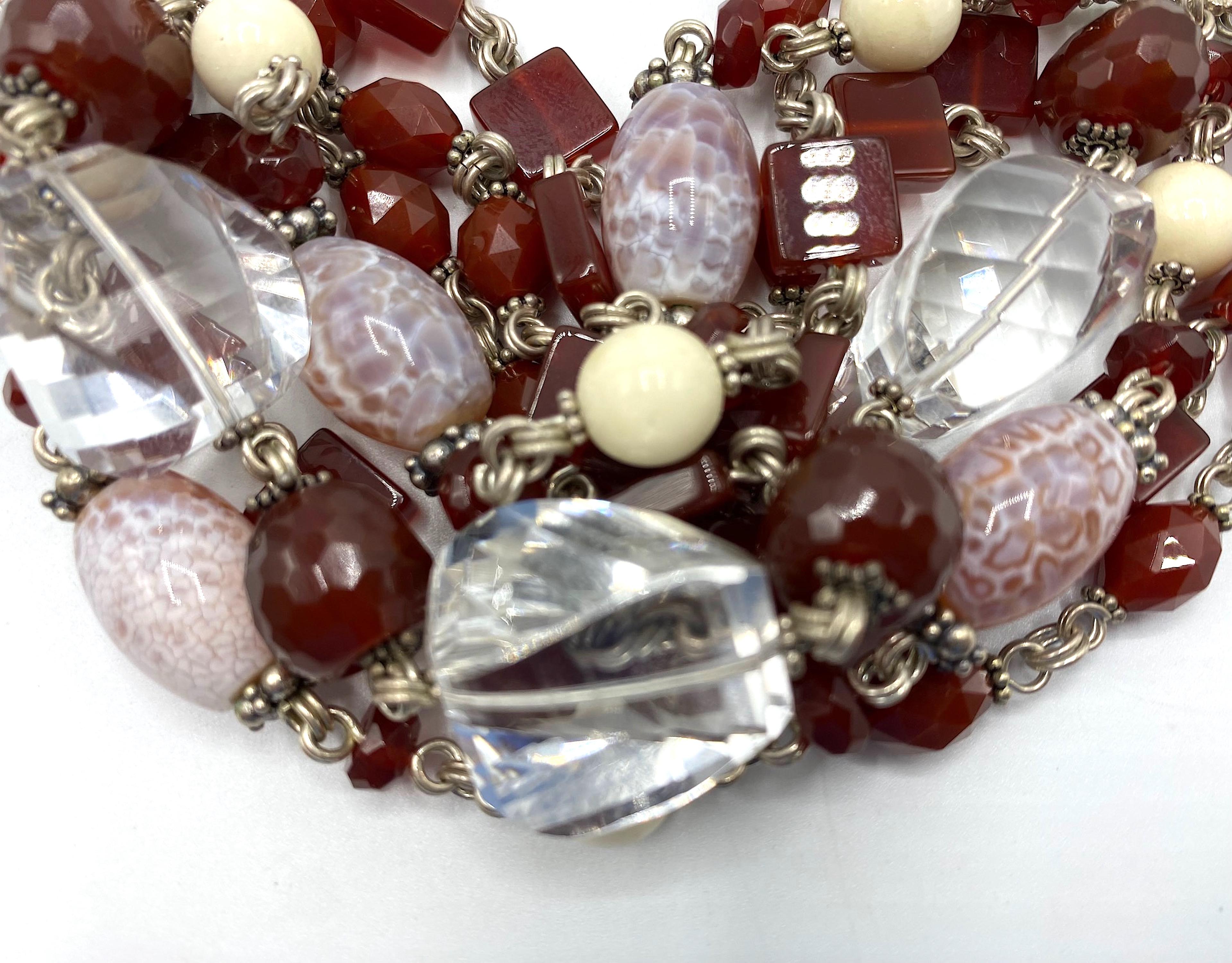 Stephen Dweck es conocido por sus intrincados diseños y el uso de materiales naturales. La combinación de cuentas de cornalina, obsidiana blanca, vidrio y cristal de roca en una pulsera de seis vueltas, combinada con eslabones de plata de ley y un