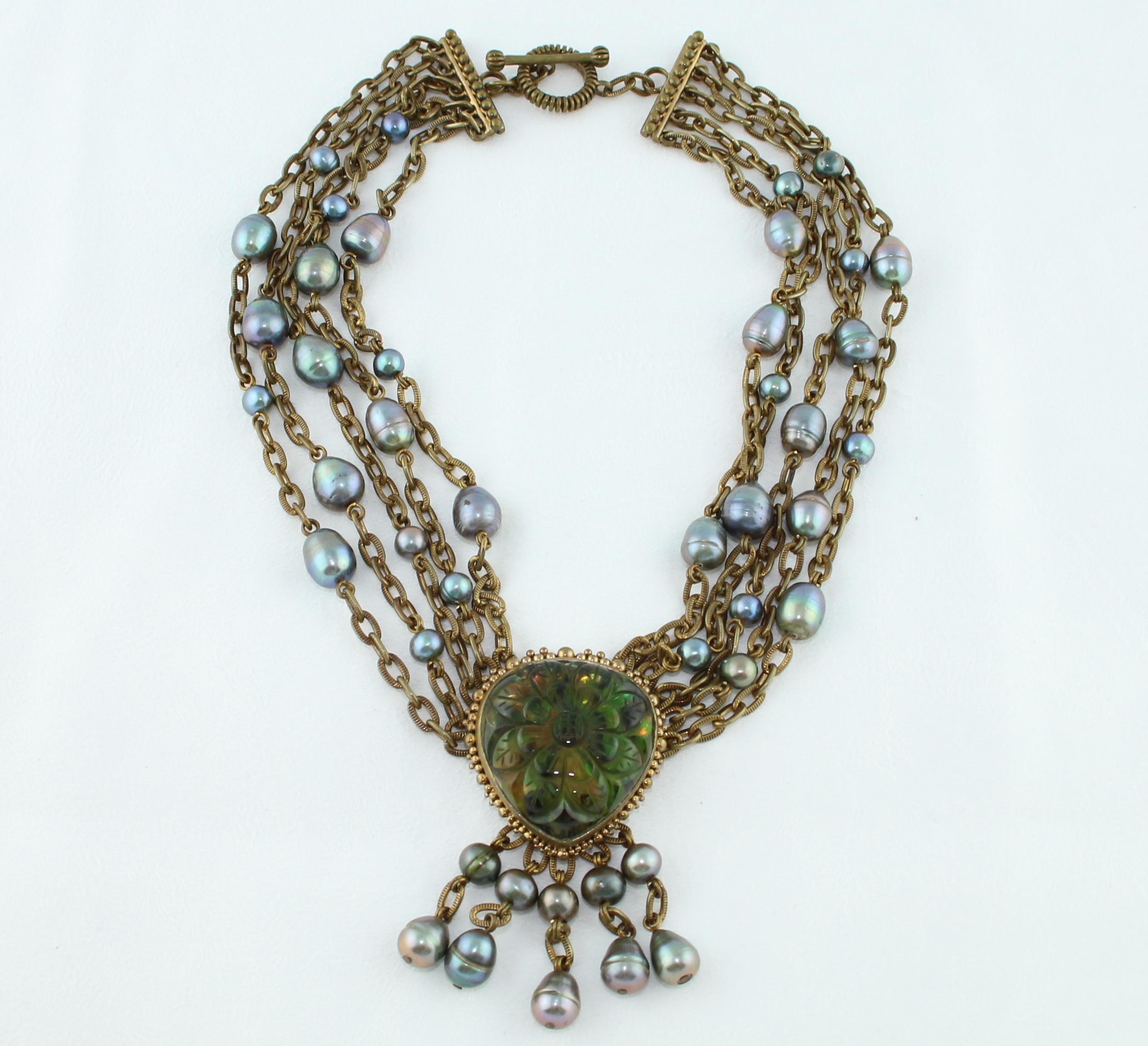 Mehrreihige Halskette aus Messing mit geschnitztem Kristallquarz und Perlen von Stephen Dweck (Zeitgenössisch) im Angebot