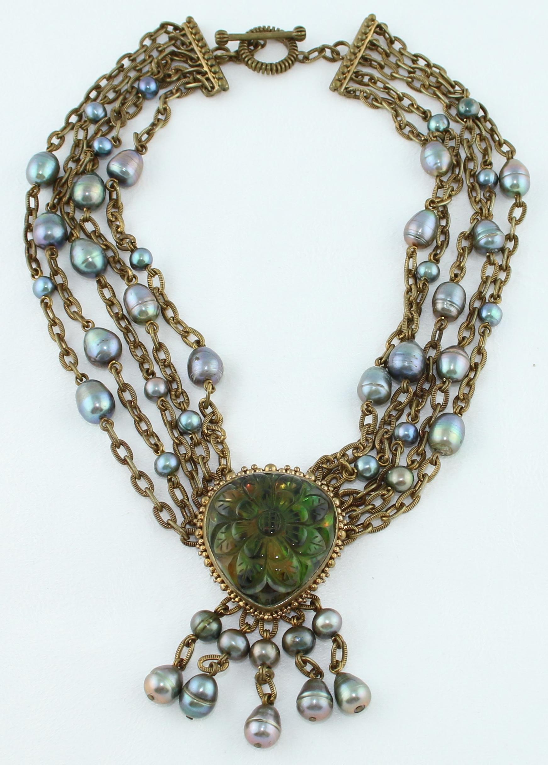 Mehrreihige Halskette aus Messing mit geschnitztem Kristallquarz und Perlen von Stephen Dweck (Tropfenschliff) im Angebot