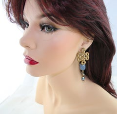 Celtic Knot Blaue Koralle & Perle Messing Clip-On Ohrringe von Stephen Dweck