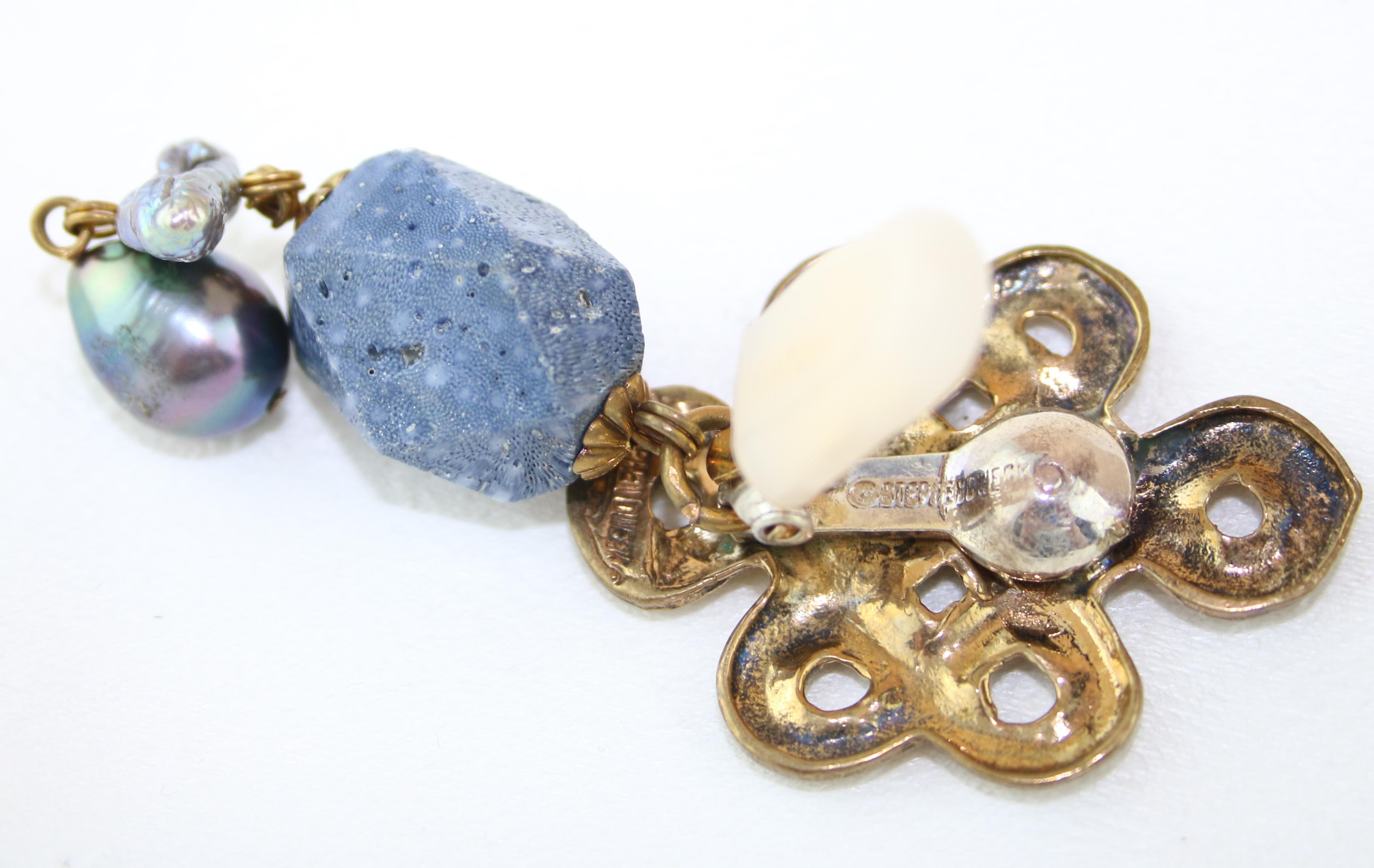 Perle Stephen Dweck Clips d'oreilles en laiton, corail bleu à nœud celtique et perles en vente