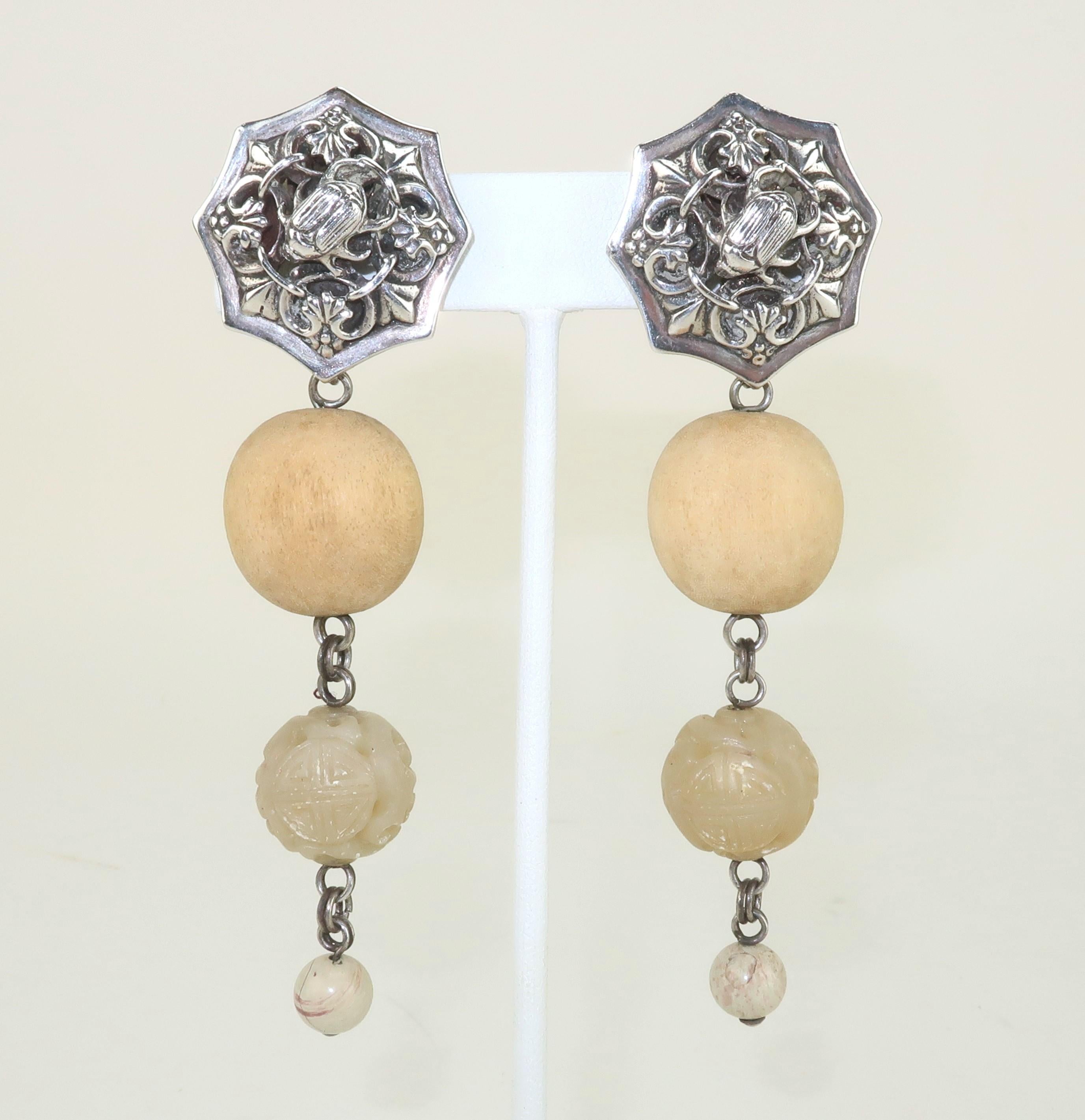 1989 Sterlingsilber-Ohrringe mit Holz, asiatisch inspirierten geschnitzten Steinen und Achat-Tropfen, entworfen von Stephen Dweck.  Auf dem verzierten Sockel aus Sterling ist ein detaillierter Skarabäus abgebildet.  Wunderschön gefertigt und auf der
