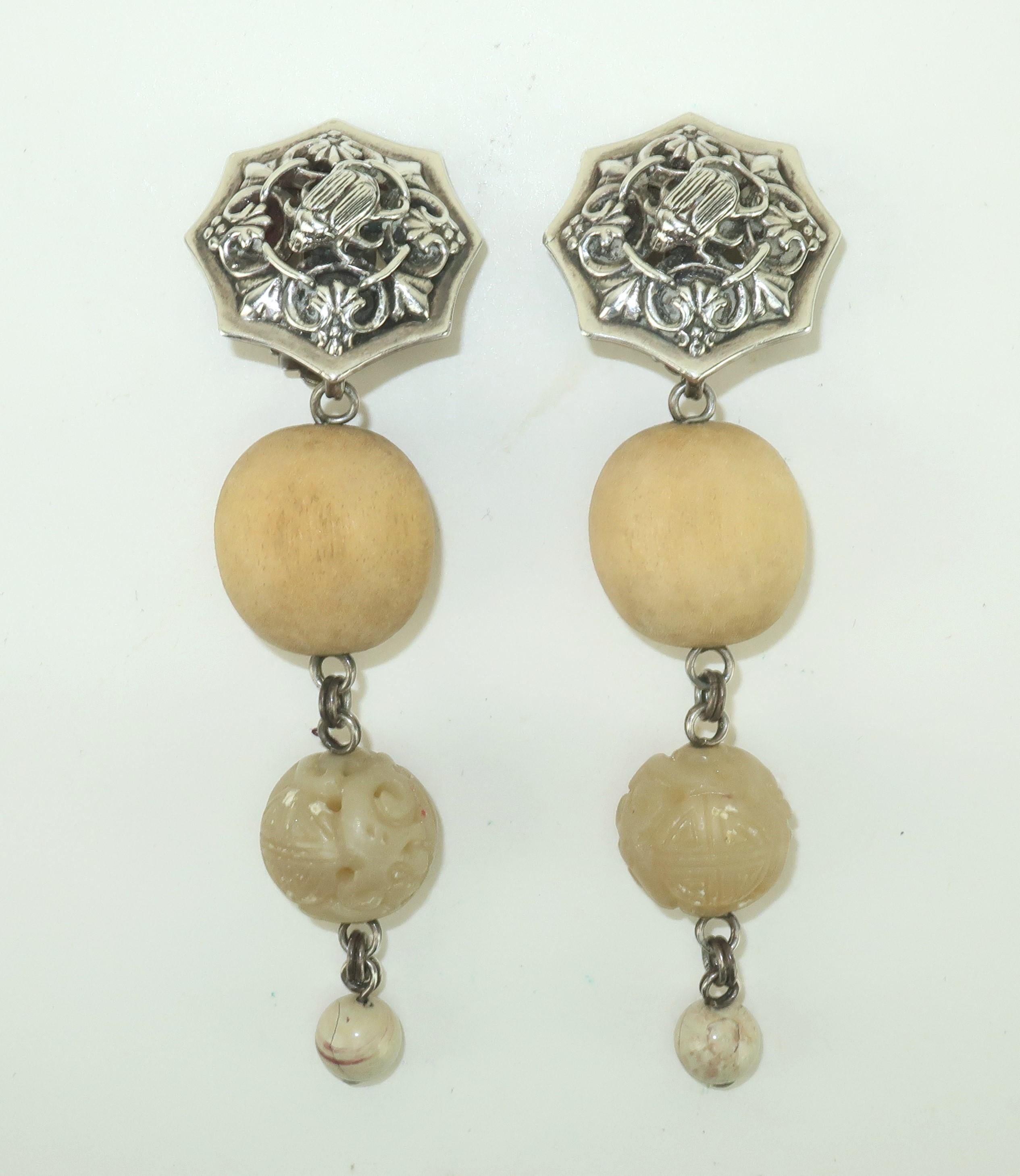 STEPHEN DWECK Tropfen-Ohrringe mit Skarabäus-Tropfen aus Sterling, Holz und Stein, 1989 (Rundschliff) im Angebot