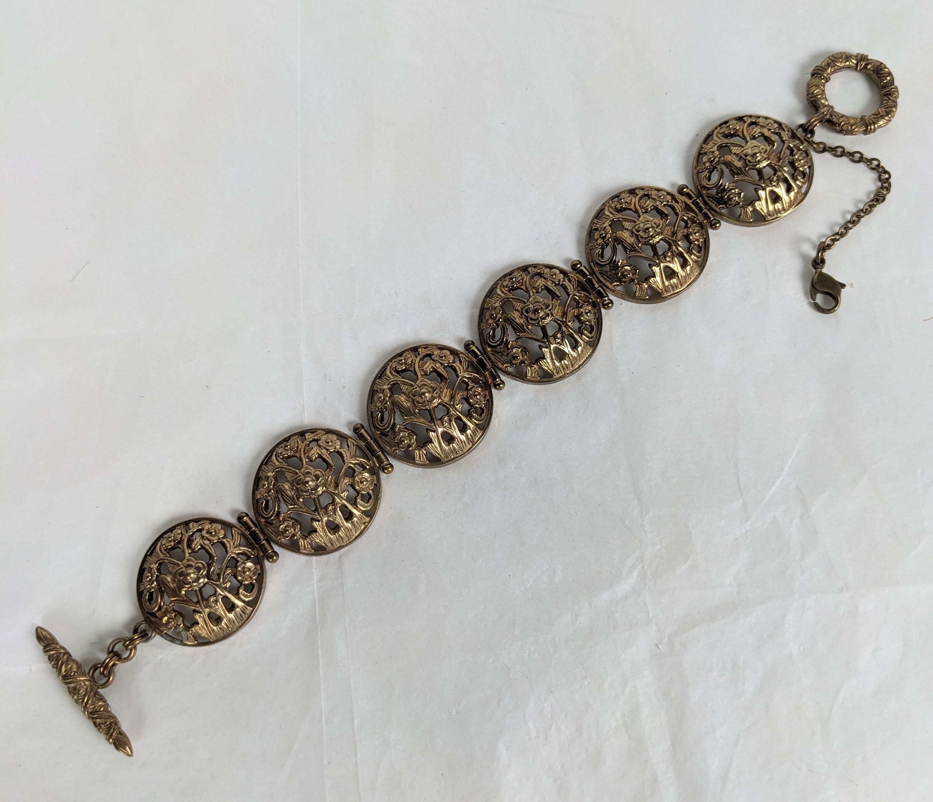 Bracelet à maillons floraux de Stephen Dweck avec des motifs de Chinoiserie en finition or rose. Motifs bombés et percés avec fermeture à genouillère. Signé, 8