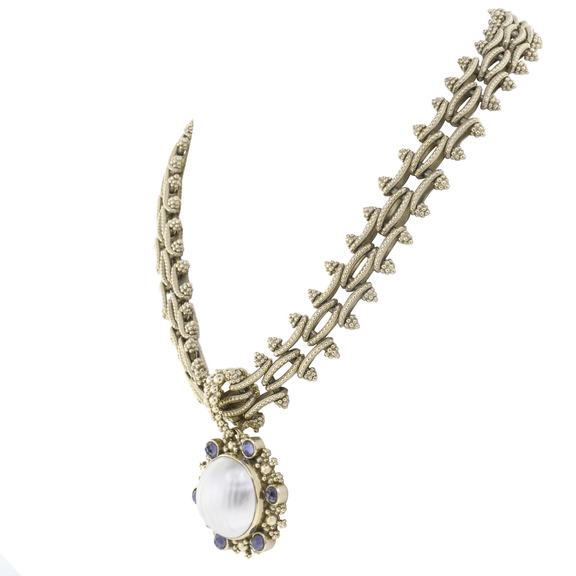 Cette parure 100% authentique Stephen Dweck comprend un collier avec pendentif et une paire de boucles d'oreilles. Elle est livrée dans une boîte cadeau et avec une carte d'évaluation. La parure est en or jaune 18 carats avec un cabochon de nacre