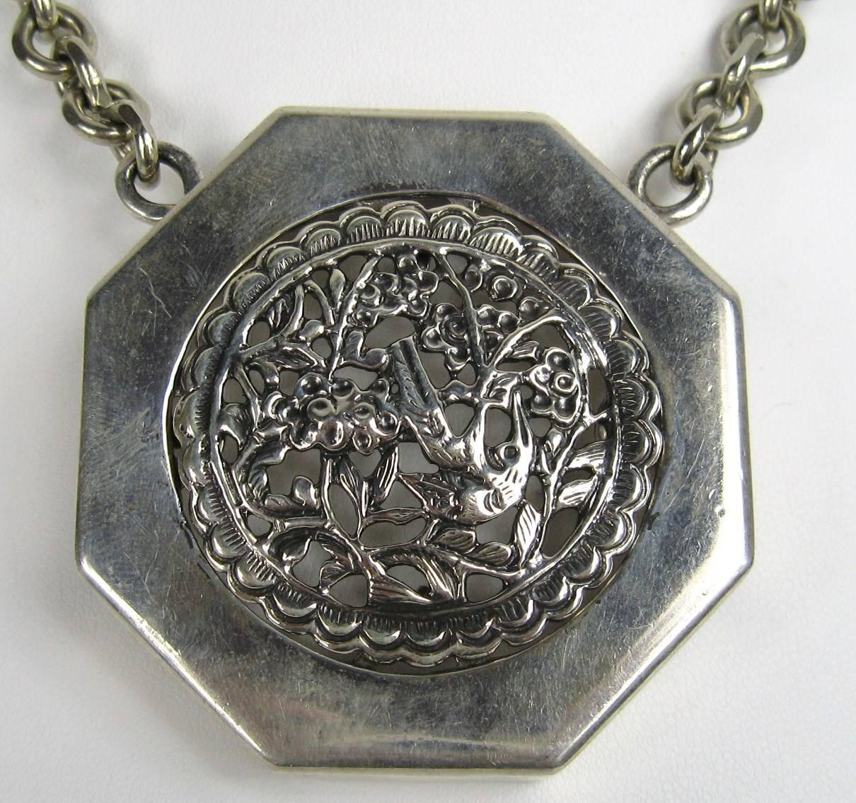 Si tratta di un'eccezionale  Collana a disco in argento sterling di Stephen Dweck, unica nel suo genere. Il disco misura 2,20 pollici L x 2,24. Sul retro c'è il marchio Moderne Stephen Dweck e Sterling. Anche Adam è un marchio di fabbrica. La