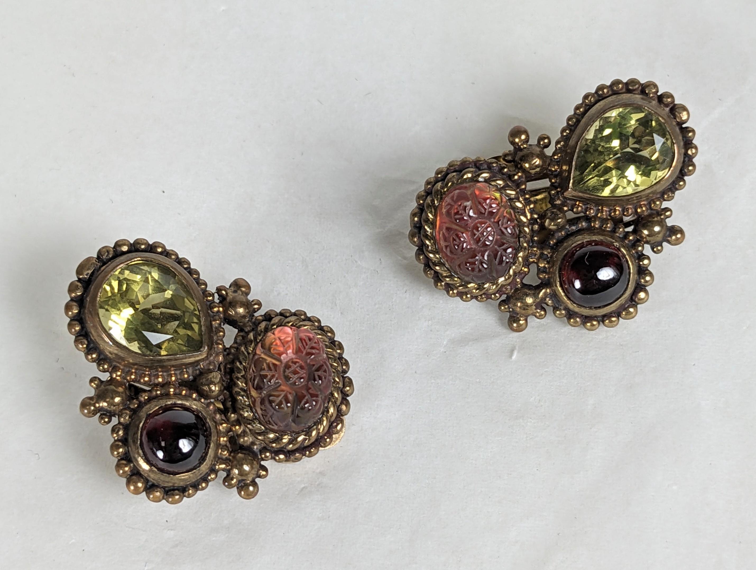 Fermagli per orecchie semi preziosi in argento dorato di Stephen Dweck degli anni '90. Incastonati in montature etrusche d'epoca con pietre semipreziose come il citrino, il granato e la tormalina intagliata. La tormalina è rivestita da una lamina