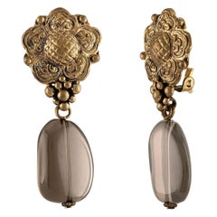 Stephen Dweck Boucles d'oreilles à clips en laiton à fleurs en quartz fumé