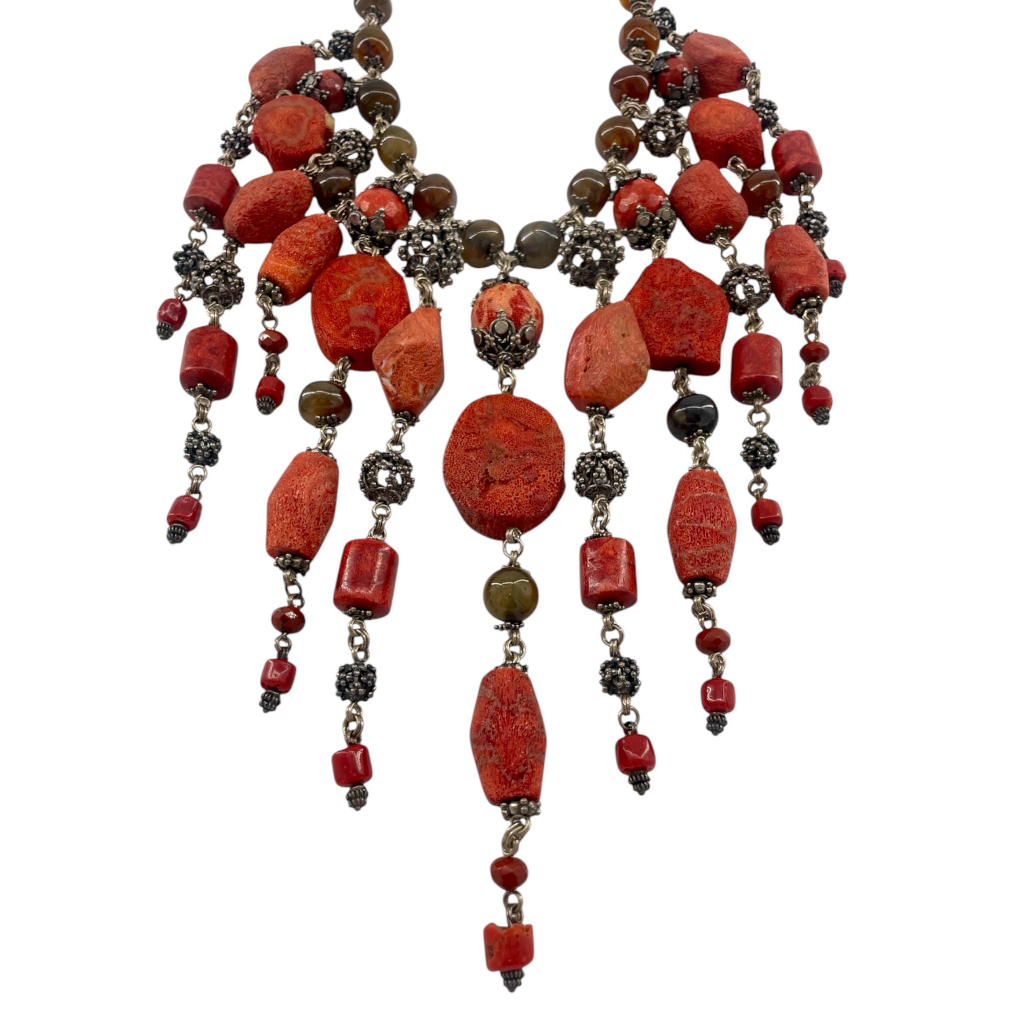 Collier à bavette, à la fois terrestre et maximaliste, créé par le joaillier de luxe Stephen Dweck. Des morceaux colossaux de corail brut vibrant ainsi que de plus petits morceaux de perles de corail poli. Le corail est léger, ne vous laissez pas