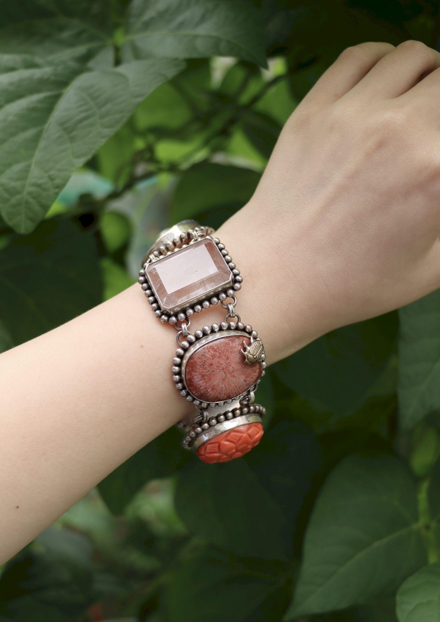 Stephen Dweck Sterling Multistone Station Armband
Einschließlich Achat, Koralle, Bernstein, Perlmutt

Markiert:
Stephen Dweck
STERLING
EINZIGARTIG

Ungefähre Abmessungen: 
8 Zoll (Länge ohne Verschlüsse) 
1,35 Zoll (Breite) 
119,3 Gramm Gewicht