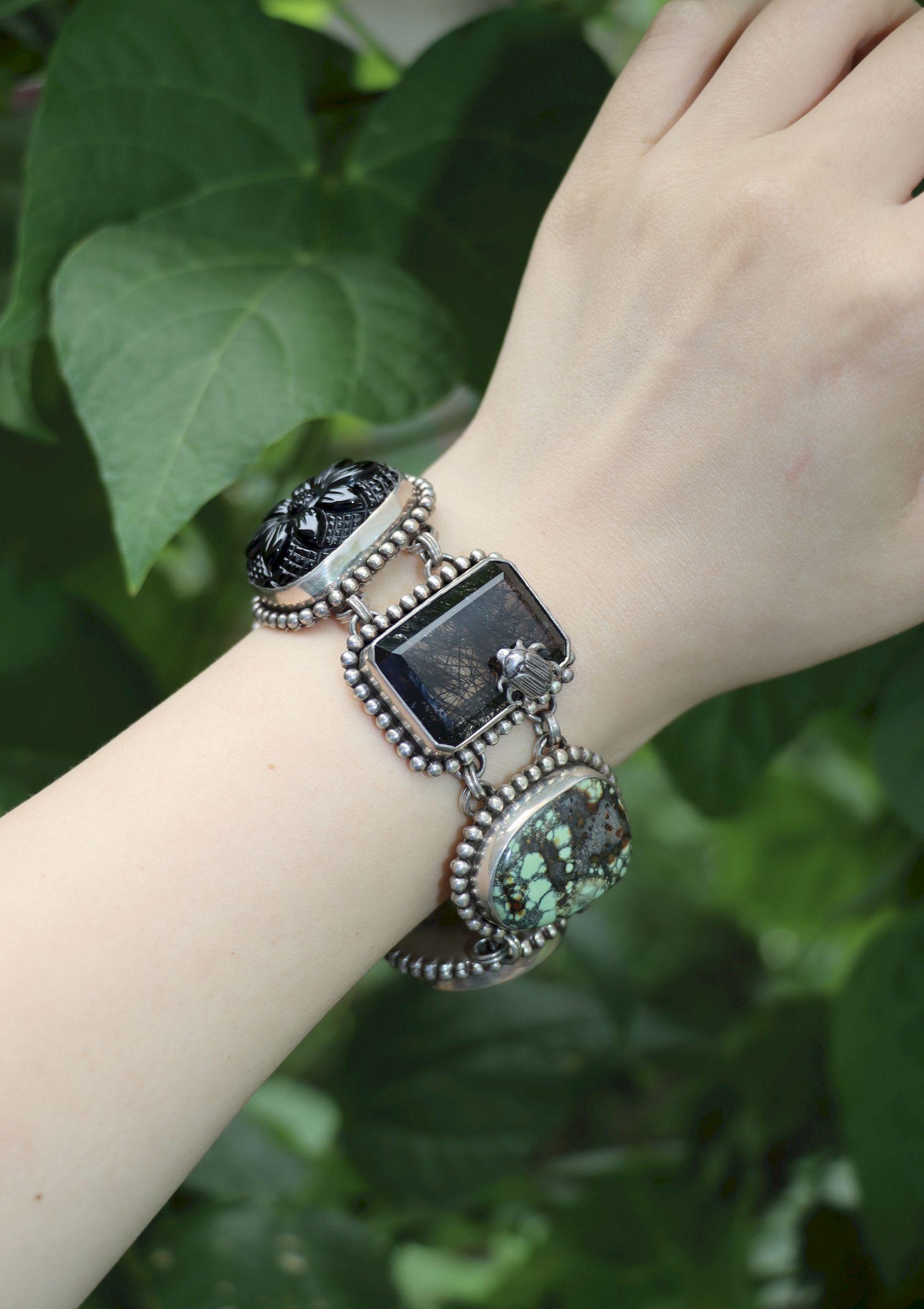 Stephen Dweck Sterling Multistone Station Armband
Einschließlich schwarzer Onyx, Türkis, Muschel und andere Halbedelsteine

Markiert:
Stephen Dweck
STERLING
EINZIGARTIG

Ungefähre Abmessungen: 
8 Zoll (Länge ohne Verschlüsse) 
1,35 Zoll (Breite)