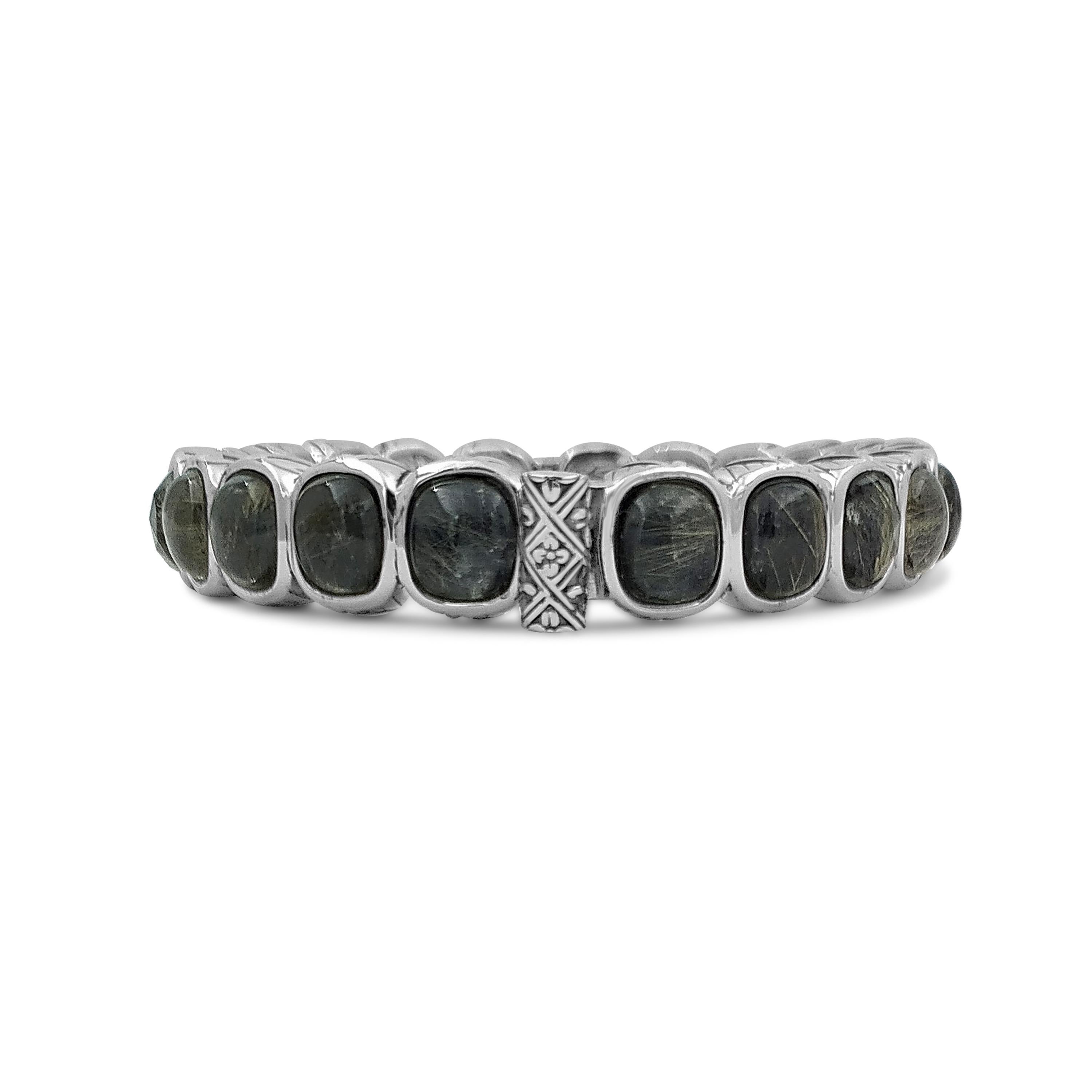 Dieser auffällige Stephen Dweck Armreif aus Sterlingsilber besteht aus einem kreisrunden Cabochon aus Hämatit und goldfarbenem Rutilquarz (6,5 mm), der durch zwei facettierte Fassungen und Details aus Sterlingsilber hervorgehoben wird. Stephen Dweck