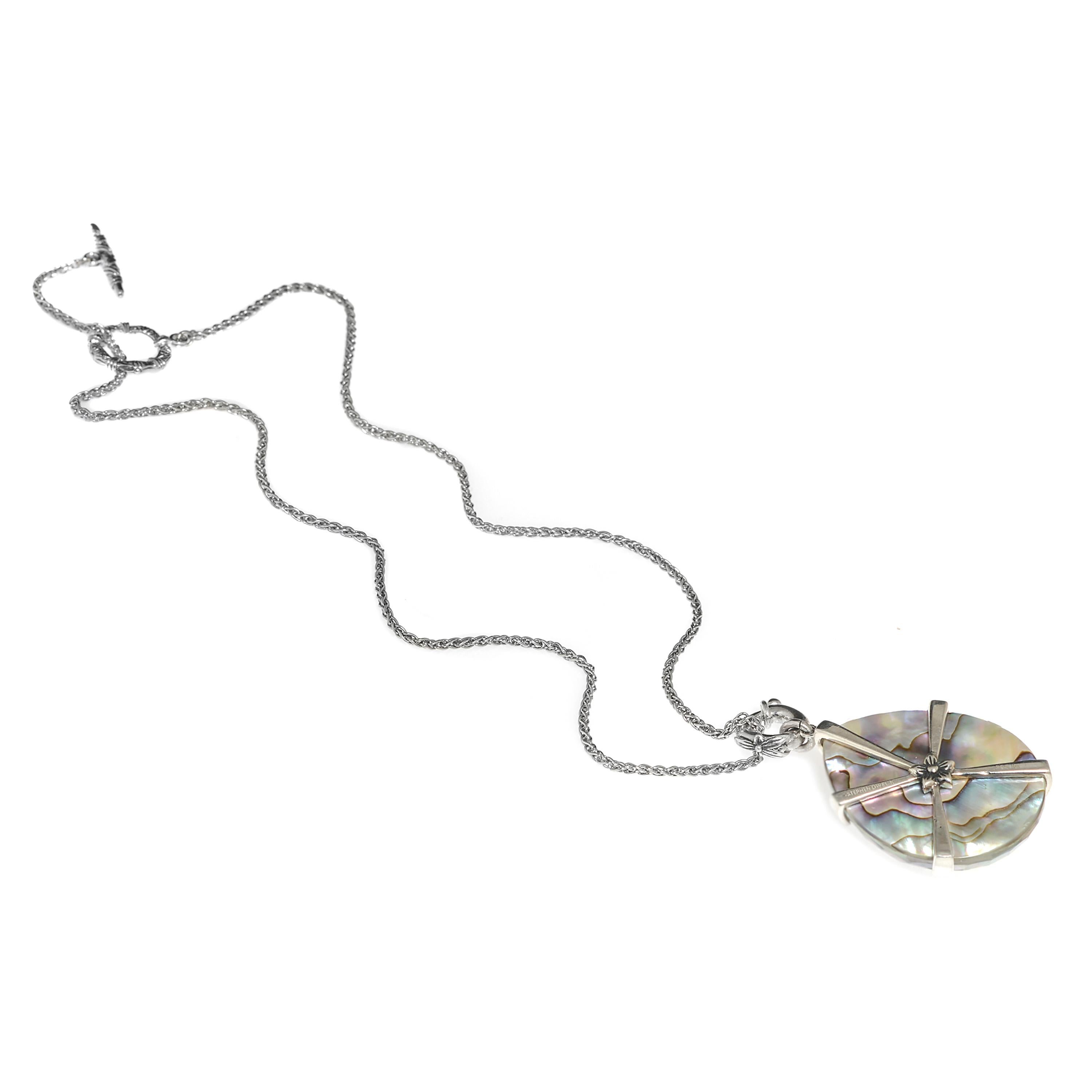 Diese anmutige Stephen Dweck Sterling Silber Anhänger-Halskette zeigt eine birnenförmige Silhouette aus facettiertem Naturquarz über einer irisierenden Abalone (30,5 mm x 45 mm) mit einem abnehmbaren Federringballen. Stephen Dweck lässt sich von