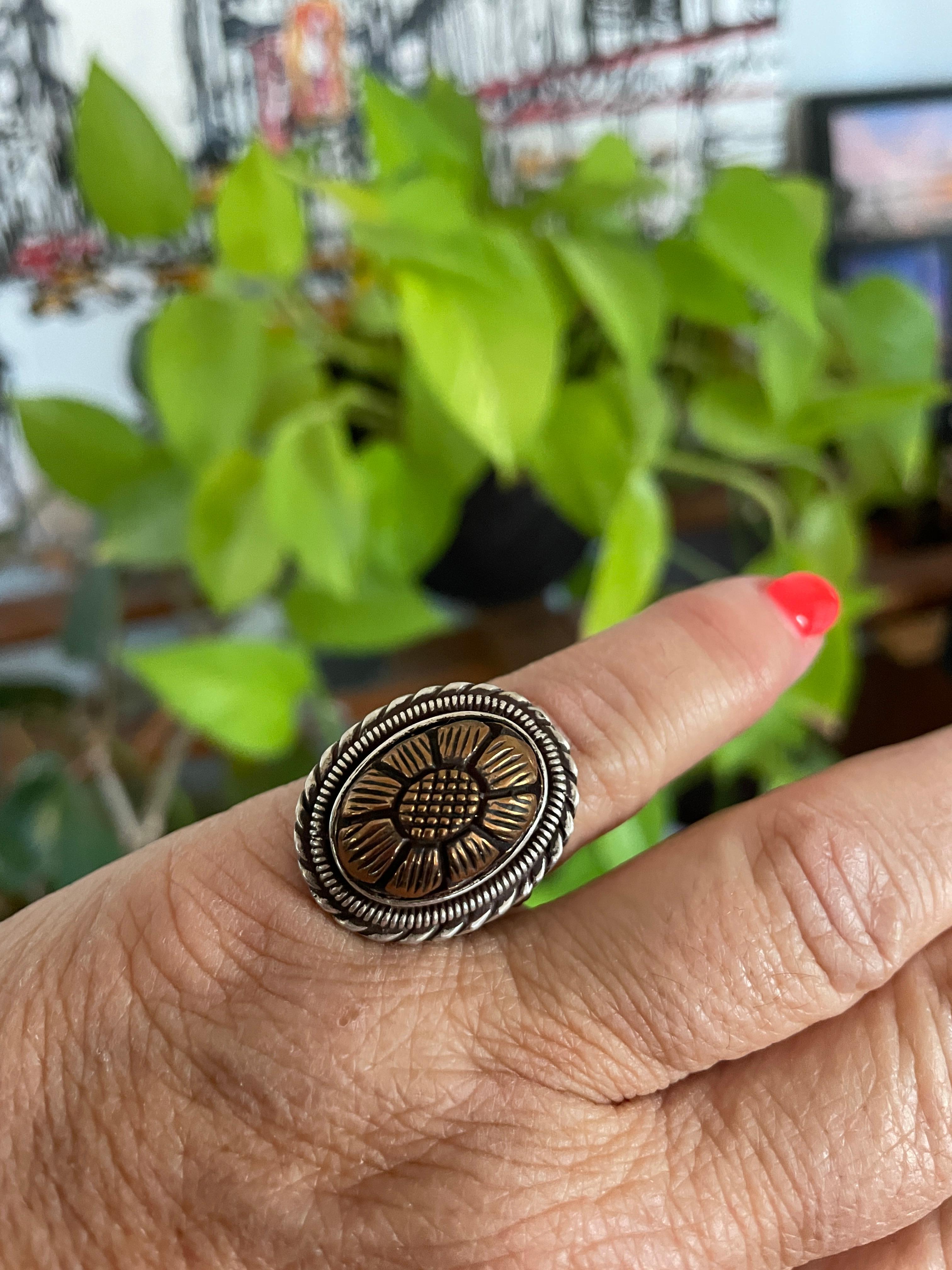 Women's Stephen DWECK Sterling Silver Floral carved ring - New, Never Worn 1990s For Sale