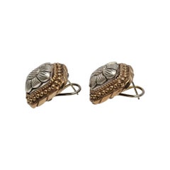 Stephen Dweck – Omega-Ohrringe aus Sterlingsilber in Goldoptik mit quadratischen Blumenmotiven #25650