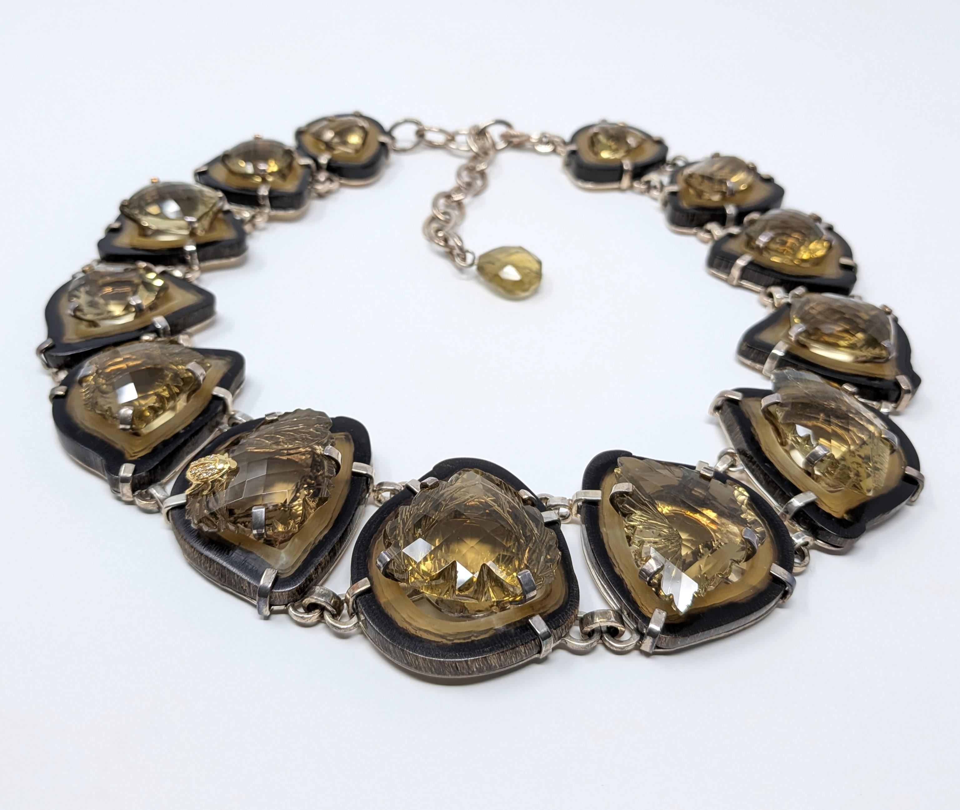 Questa collana unica nel suo genere, realizzata a mano in argento sterling dal designer Stephen Dweck, è caratterizzata da uno scintillante quarzo giallo sfaccettato e da un adorabile piccolo insetto con diamanti. Creata nel 2006 e firmata sul