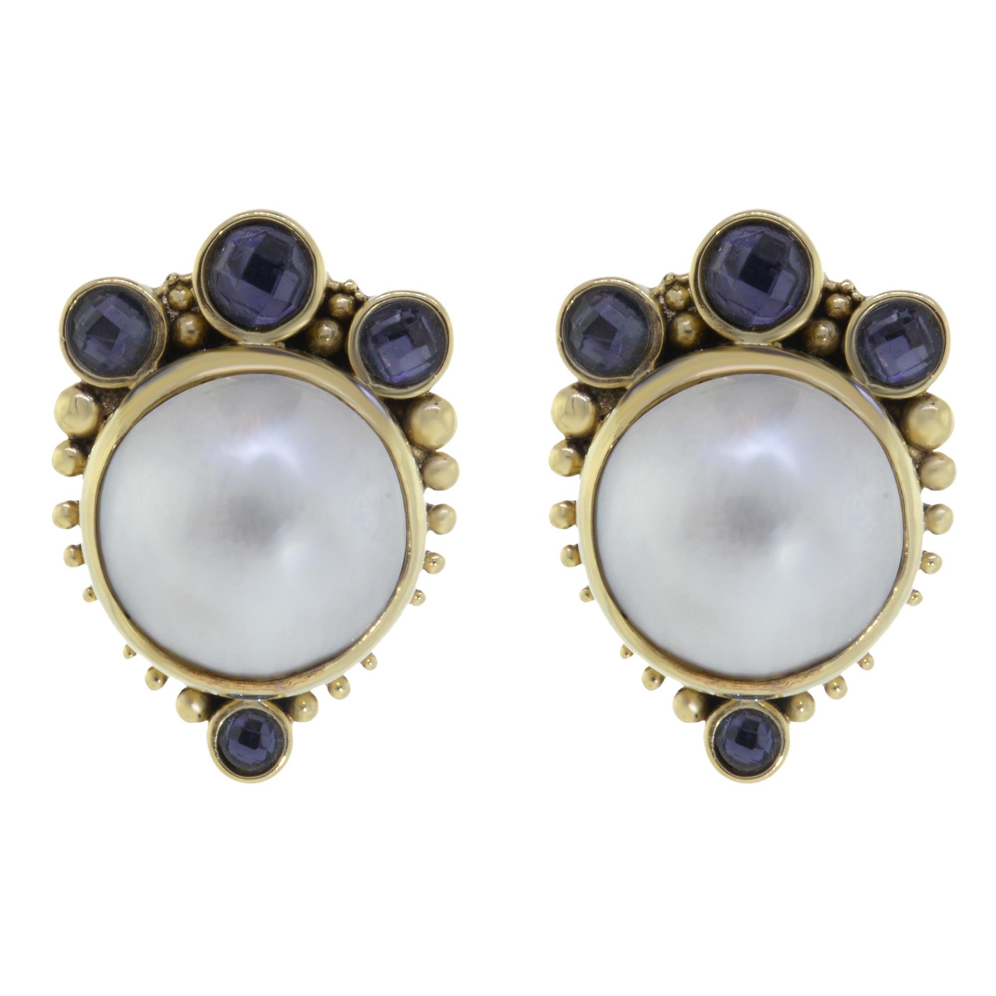 This 100% authentic Stephen Dweck jewelry set includes a pair of earring and a matching pendant. The set is crafted in 18K yellow gold with 21 x 21mm white pearl cabochon and 14 amethyst stones. Size of the pendant: 45mm. Length of the earrings: 28
