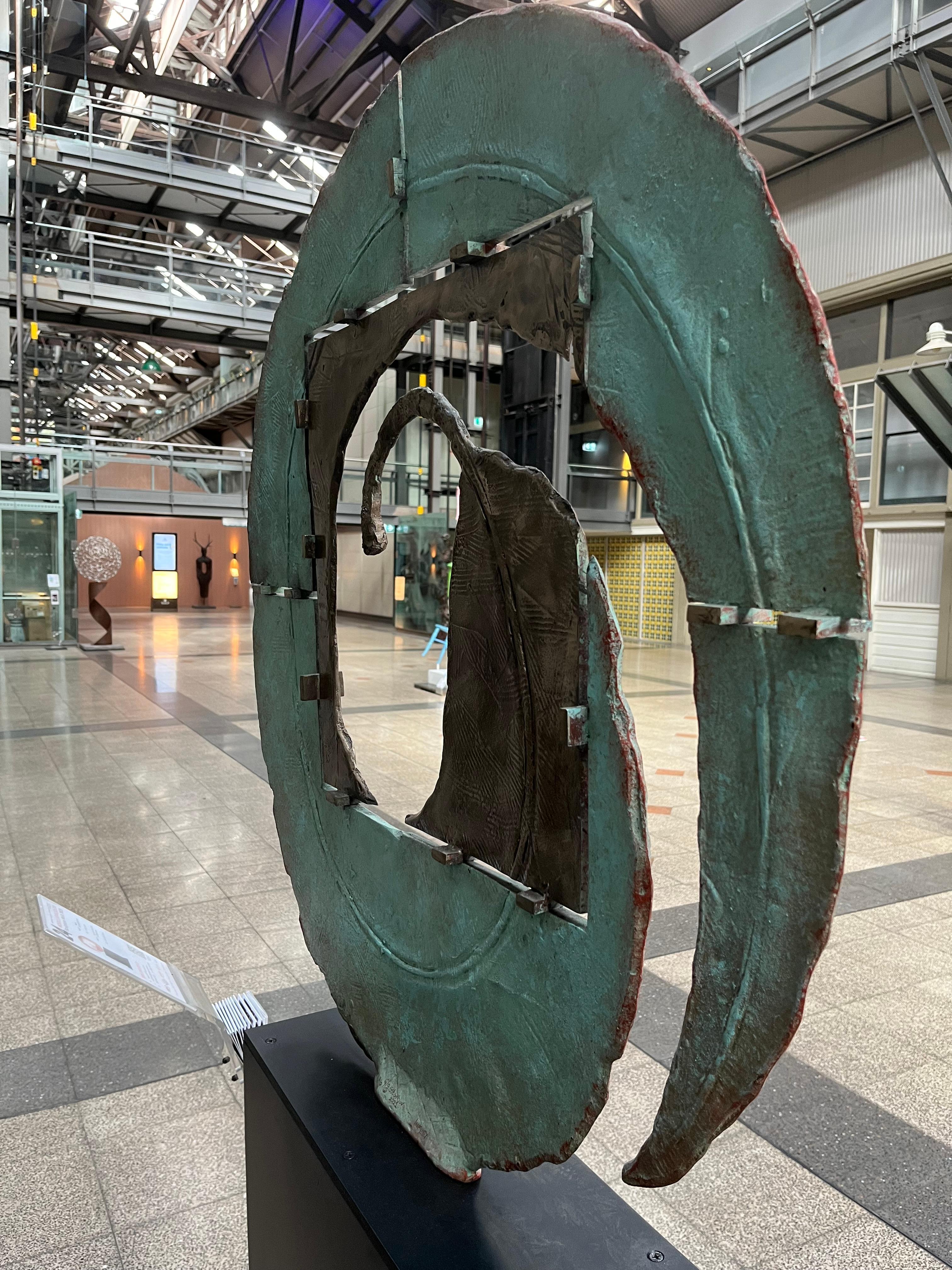 Infinity Leaf, Zeitgenössische Bronze-Skulptur (Art déco), Sculpture, von Stephen Glassborow
