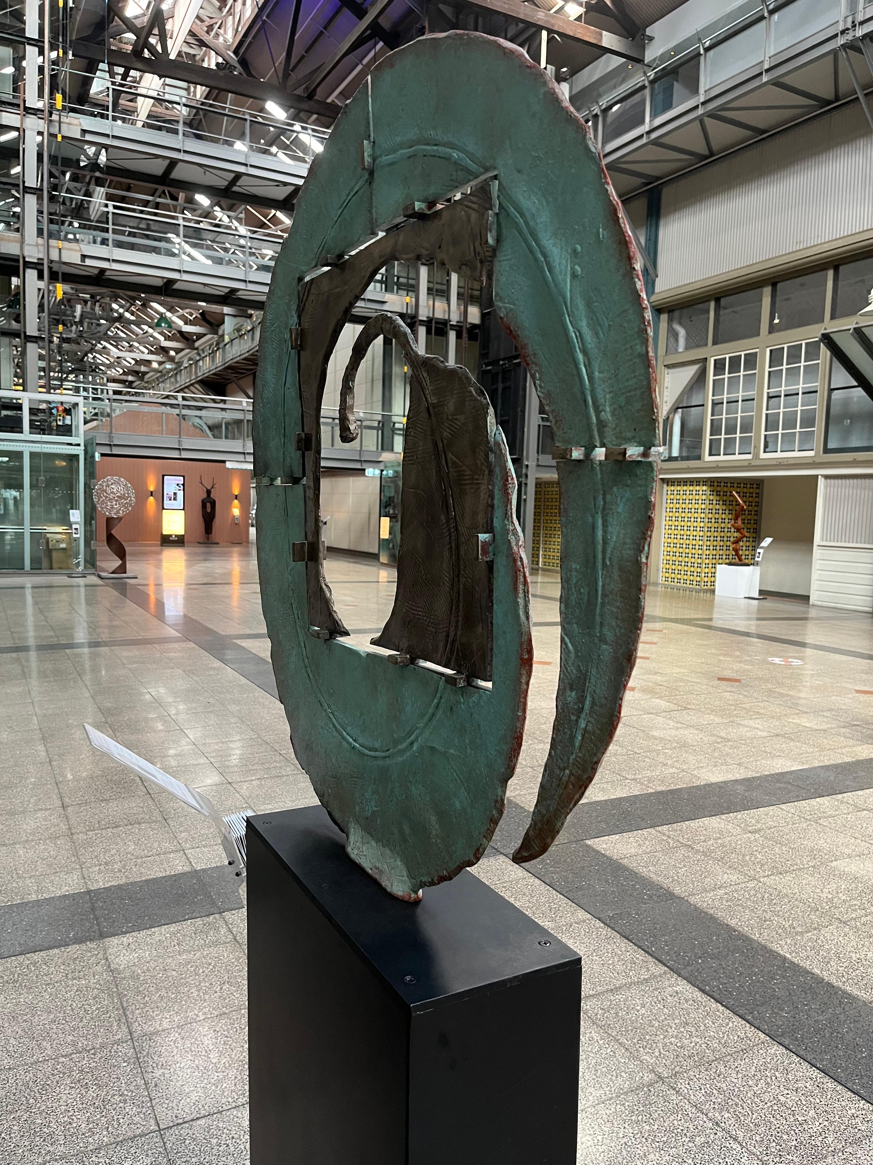 Infinity Leaf, Zeitgenössische Bronze-Skulptur (Gold), Still-Life Sculpture, von Stephen Glassborow