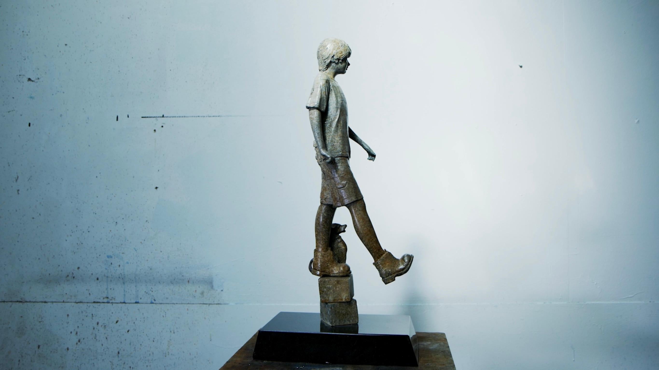 Johnny Walker, Escultura contemporánea de bronce sobre base de granito - Sculpture de Stephen Glassborow