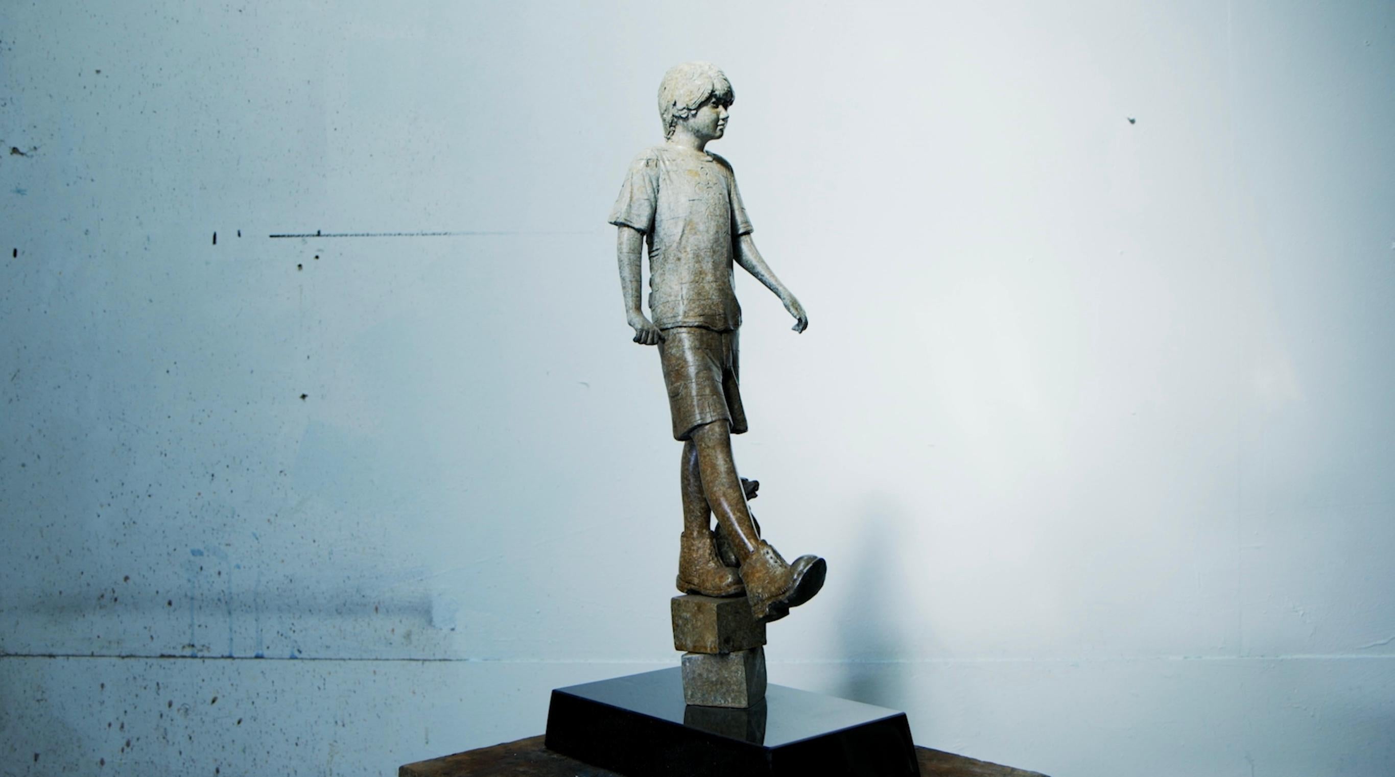 Johnny Walker, Escultura contemporánea de bronce sobre base de granito - Sculpture Art Decó de Stephen Glassborow