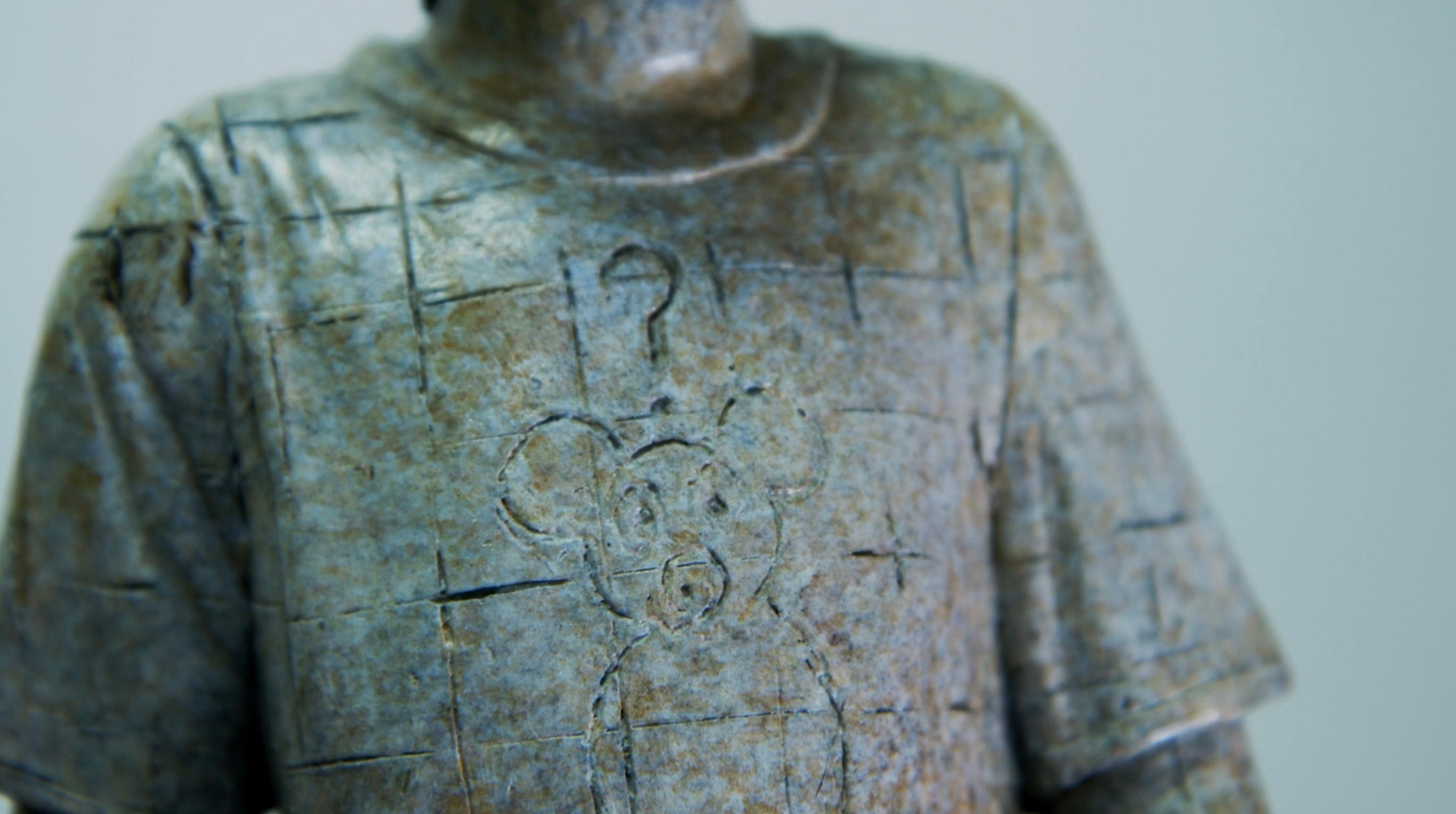 Johnny Walker, Escultura contemporánea de bronce sobre base de granito - Figurative Sculpture Oro de Stephen Glassborow