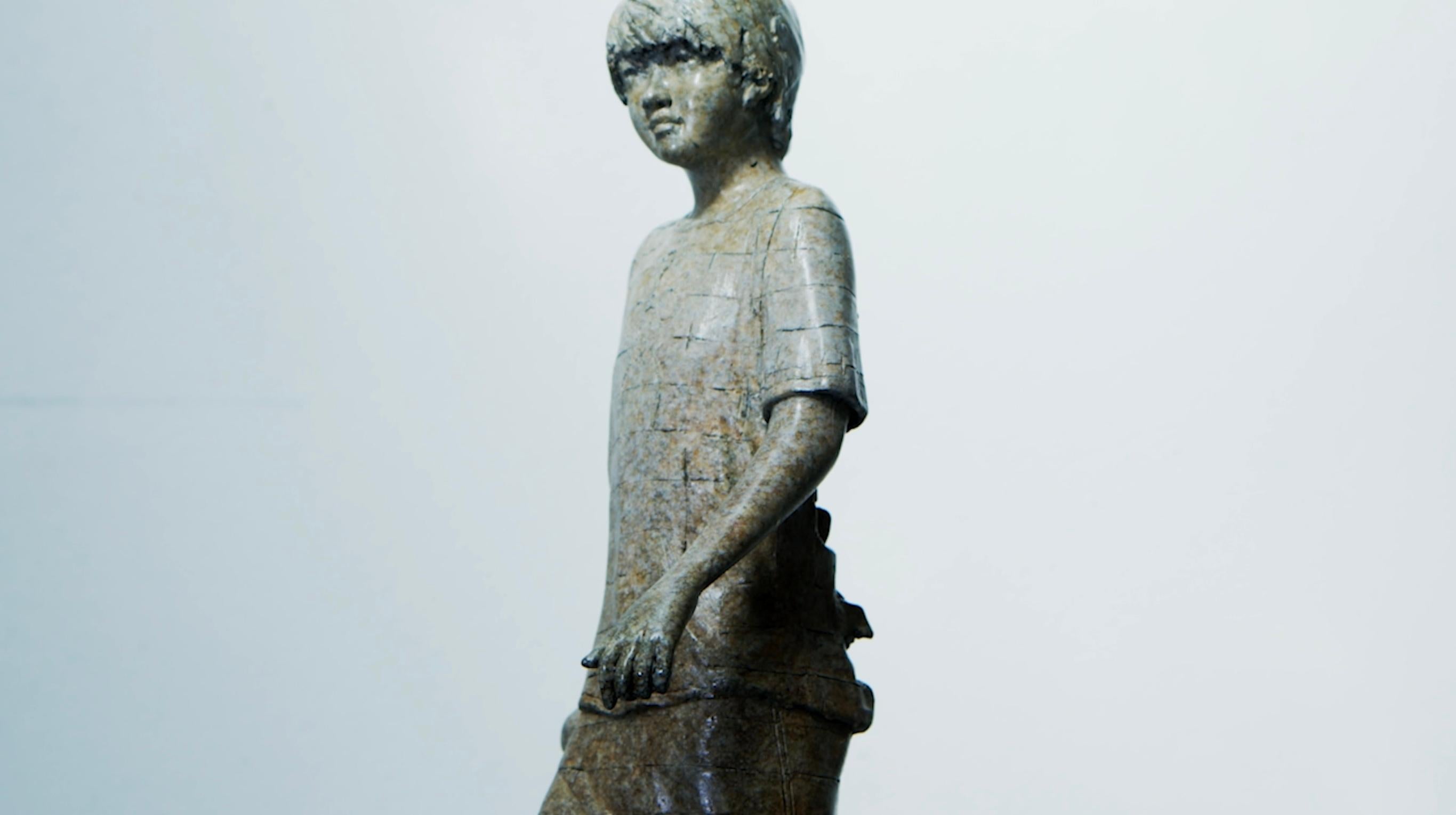 Stephen Glassborow nació en Hammersmith, Inglaterra, y estudió escultura en el Brighton College of Art, antes de convertirse en residente permanente en Australia en 1983. En la actualidad es uno de los artistas de mayor éxito e importancia de