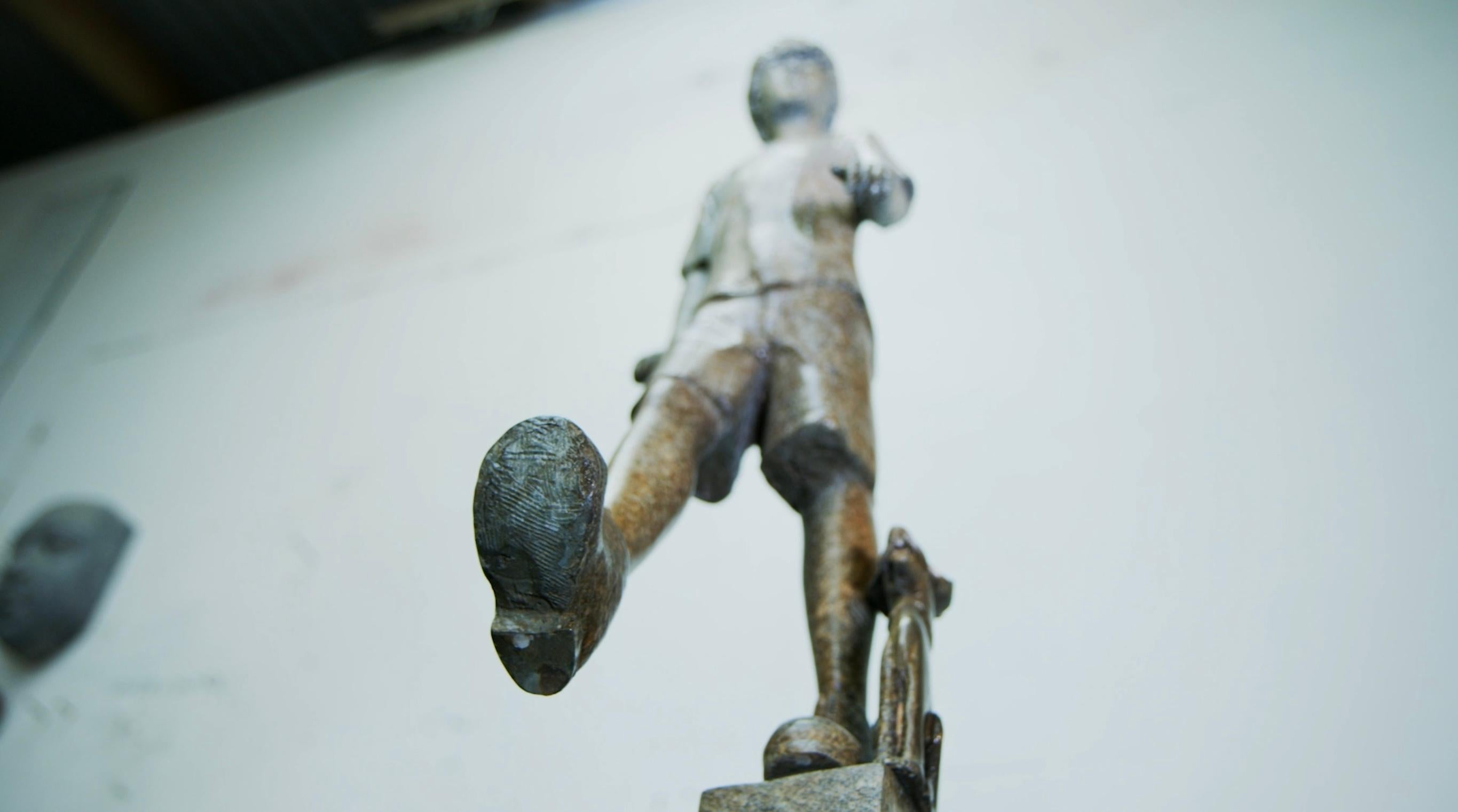 Johnny Walker, Escultura contemporánea de bronce sobre base de granito en venta 2
