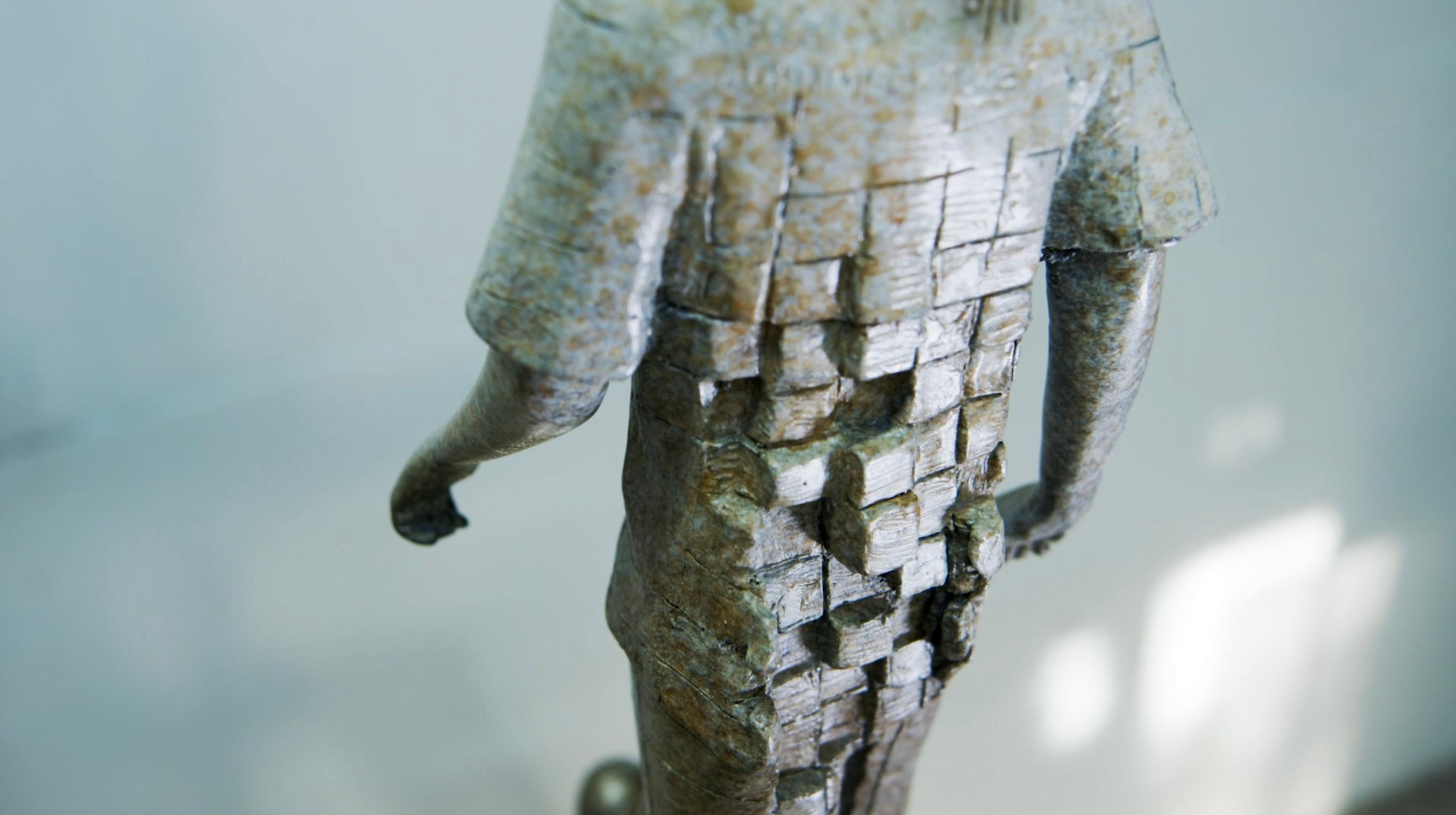 Johnny Walker, Escultura contemporánea de bronce sobre base de granito en venta 3