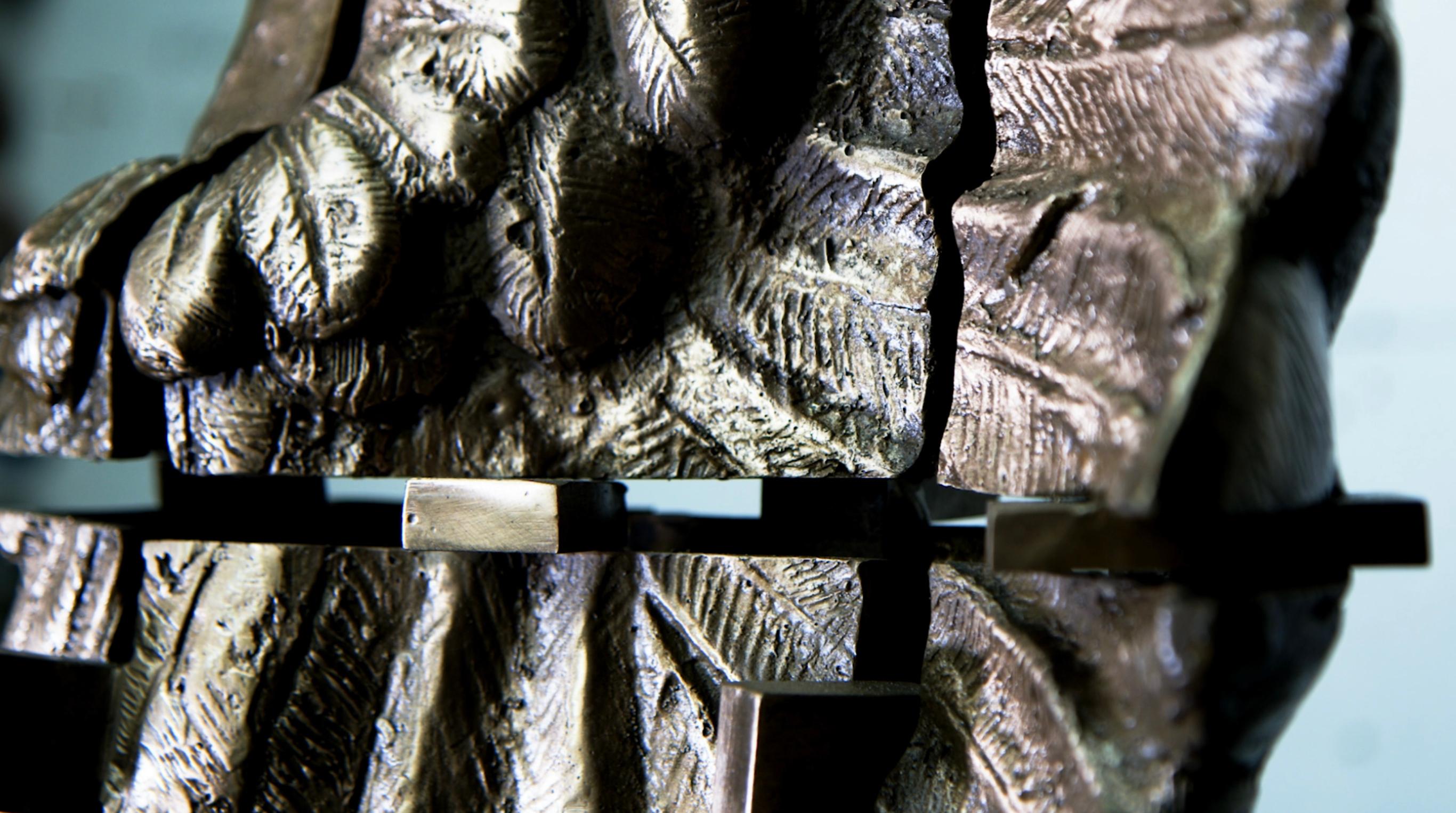 Split Wing, Zeitgenössische Bronzeskulptur auf Stahlsockel im Angebot 5