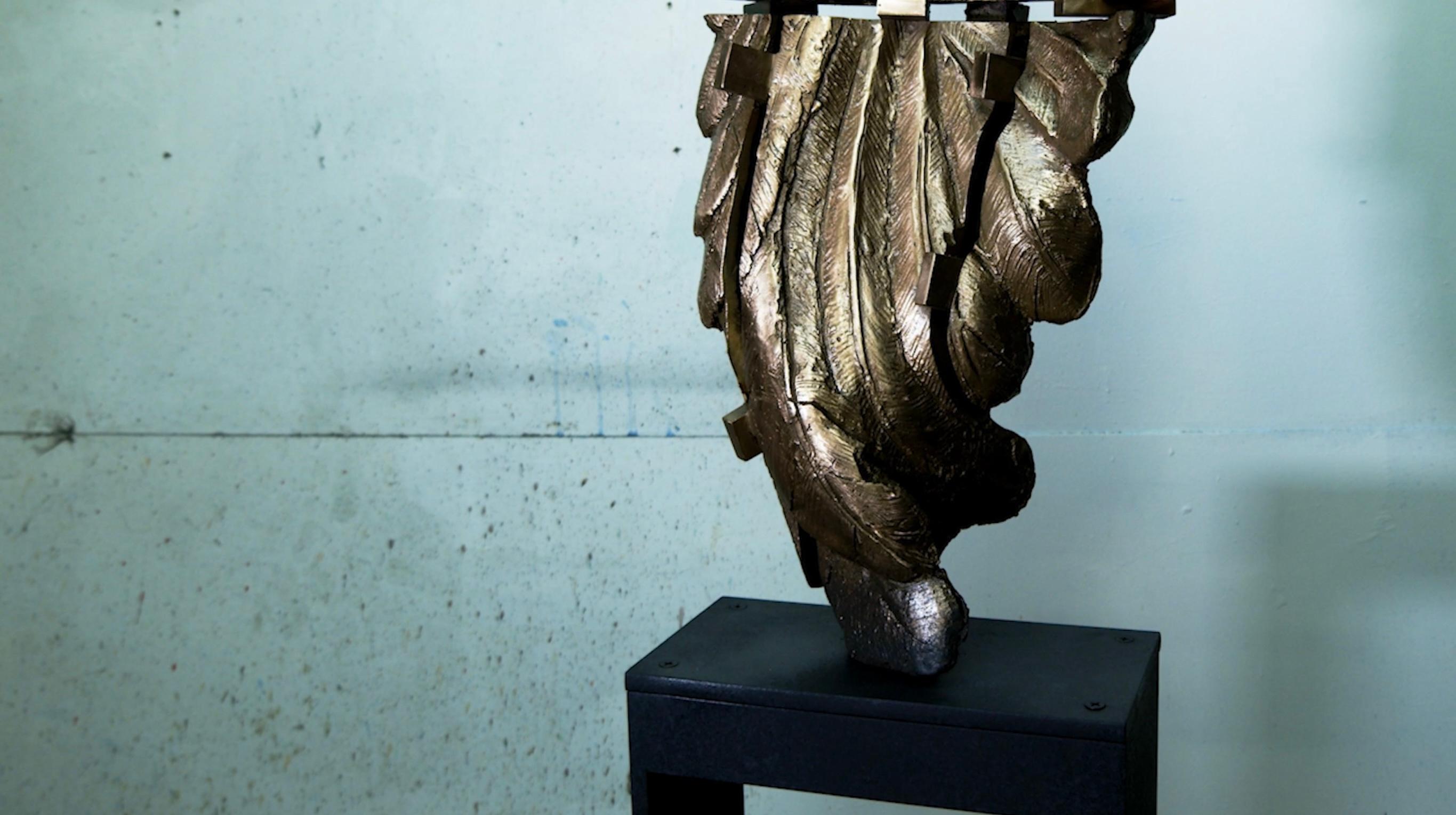 Split Wing, Zeitgenössische Bronzeskulptur auf Stahlsockel (Gold), Figurative Sculpture, von Stephen Glassborow