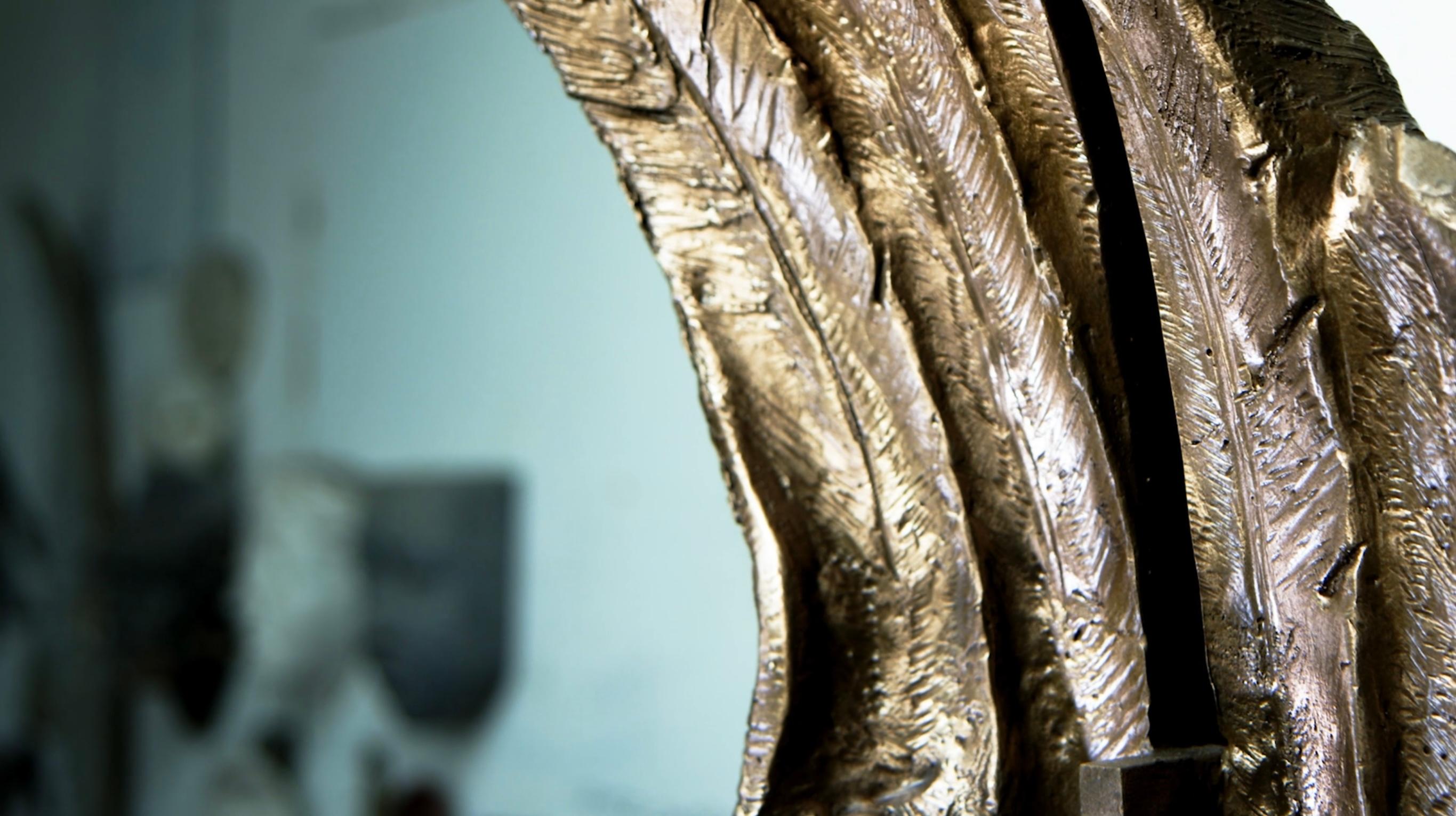 Split Wing, Zeitgenössische Bronzeskulptur auf Stahlsockel im Angebot 1
