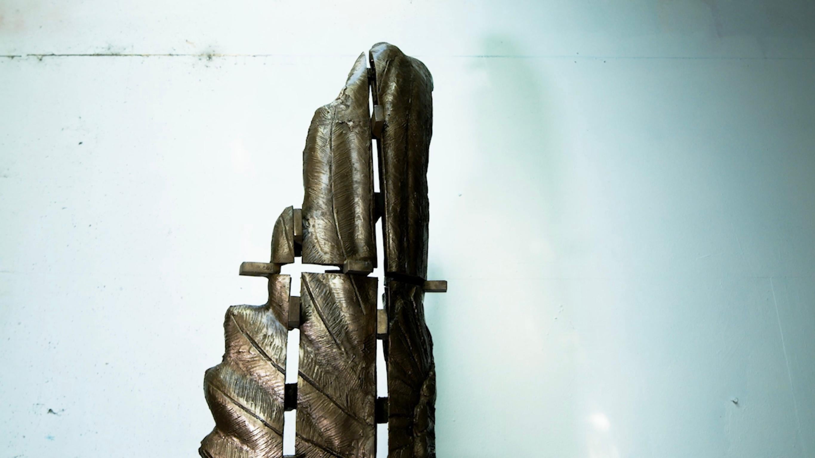 Split Wing, Zeitgenössische Bronzeskulptur auf Stahlsockel im Angebot 3