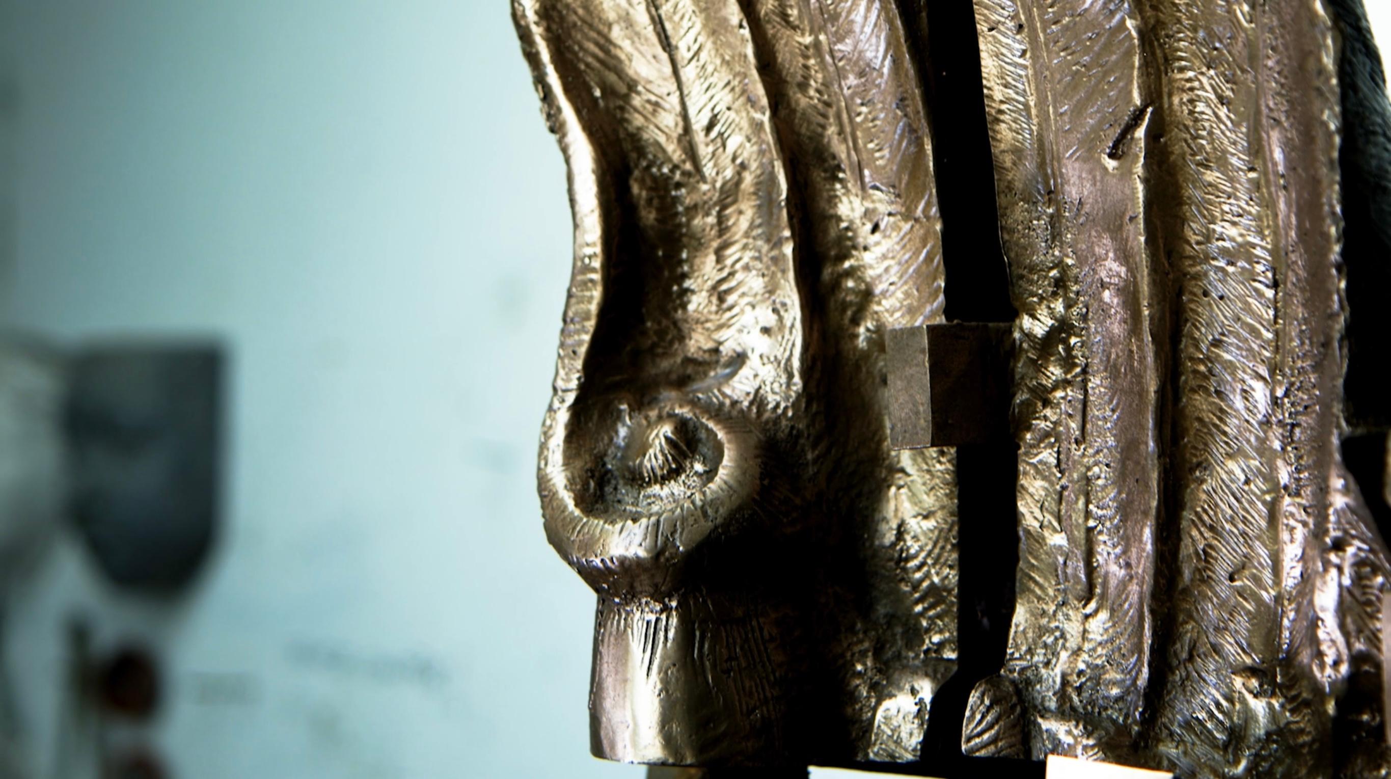 Split Wing, Zeitgenössische Bronzeskulptur auf Stahlsockel im Angebot 4