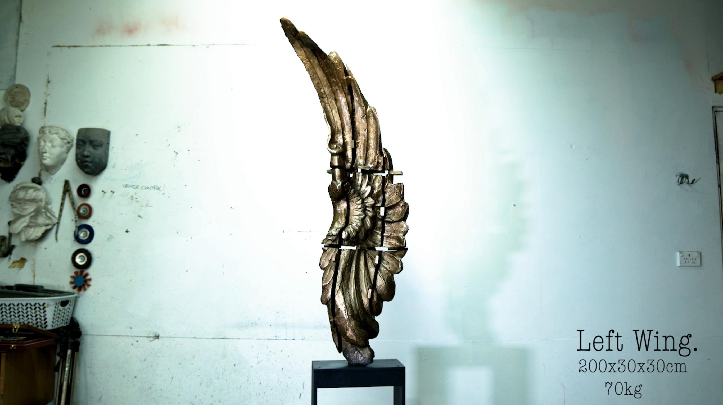 Split Wing, Zeitgenössische Bronzeskulptur auf Stahlsockel