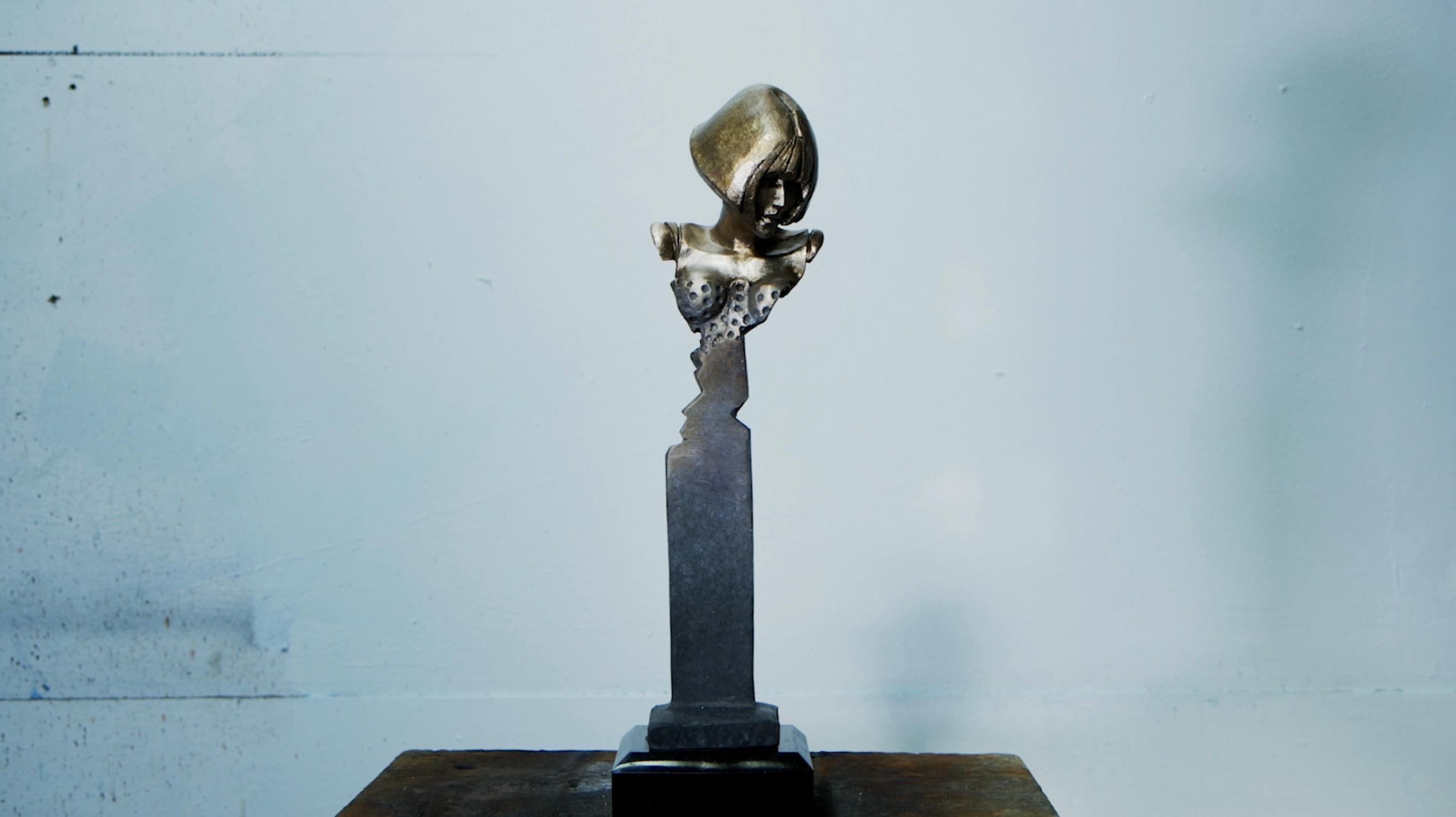 Zeitgenössische Miniatur-Bronze-Skulptur auf Granitsockel – Sculpture von Stephen Glassborow