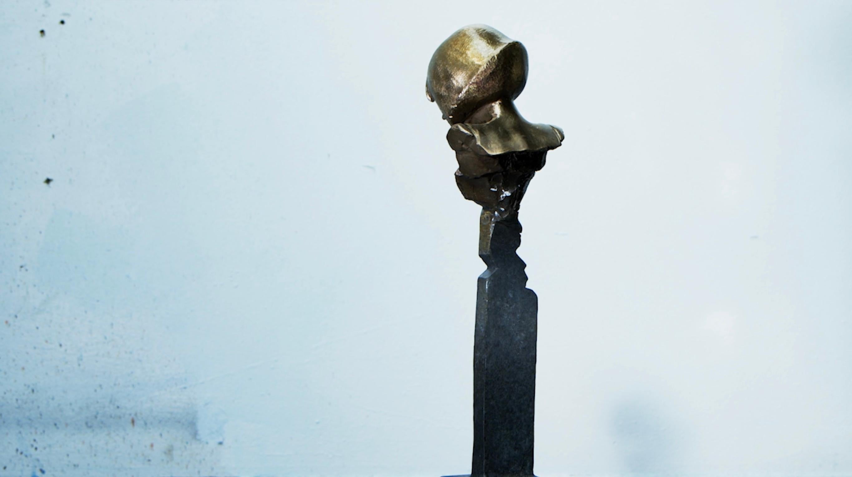 Zeitgenössische Miniatur-Bronze-Skulptur auf Granitsockel (Gold), Figurative Sculpture, von Stephen Glassborow