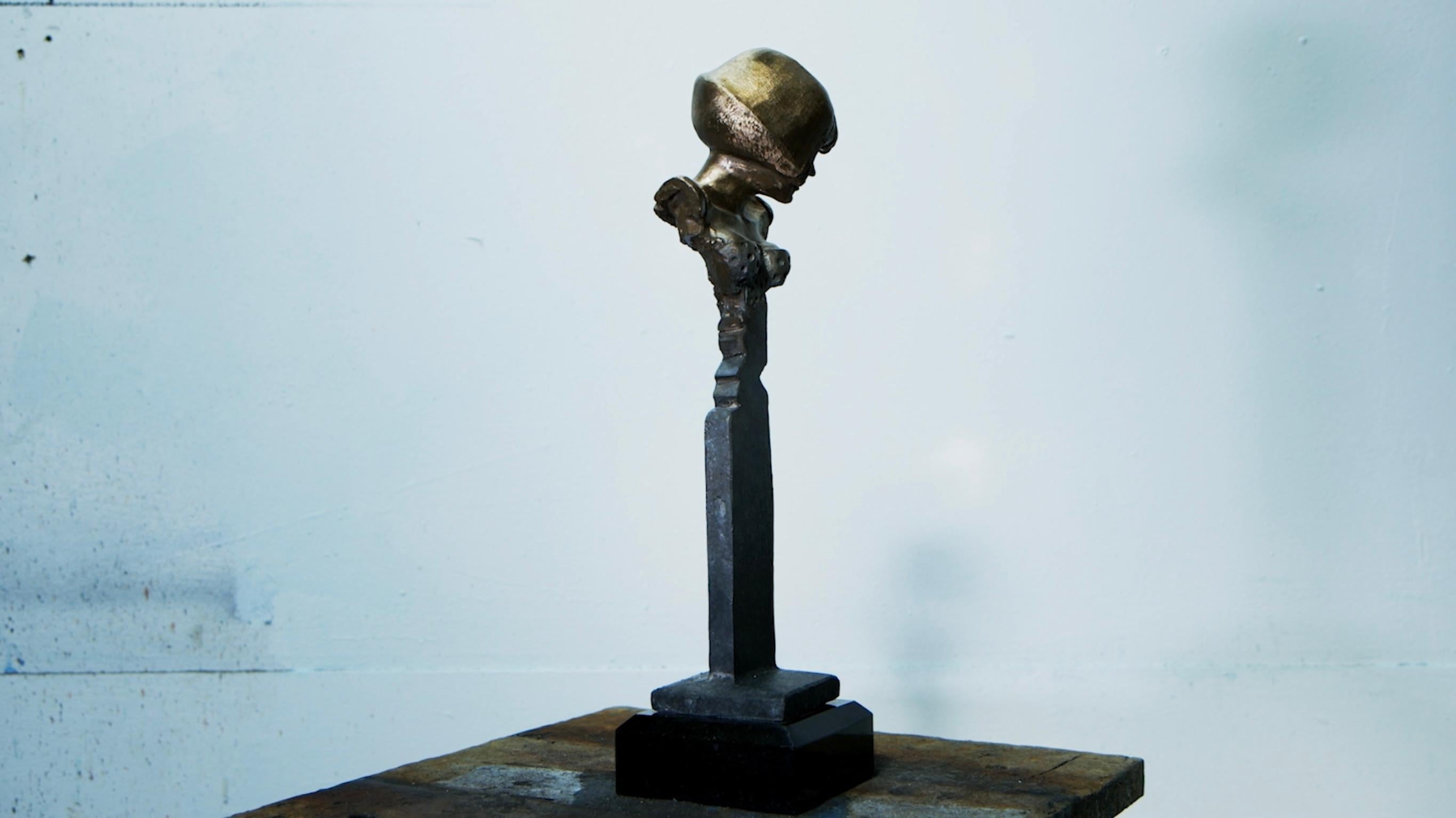 Zeitgenössische Miniatur-Bronze-Skulptur auf Granitsockel im Angebot 2