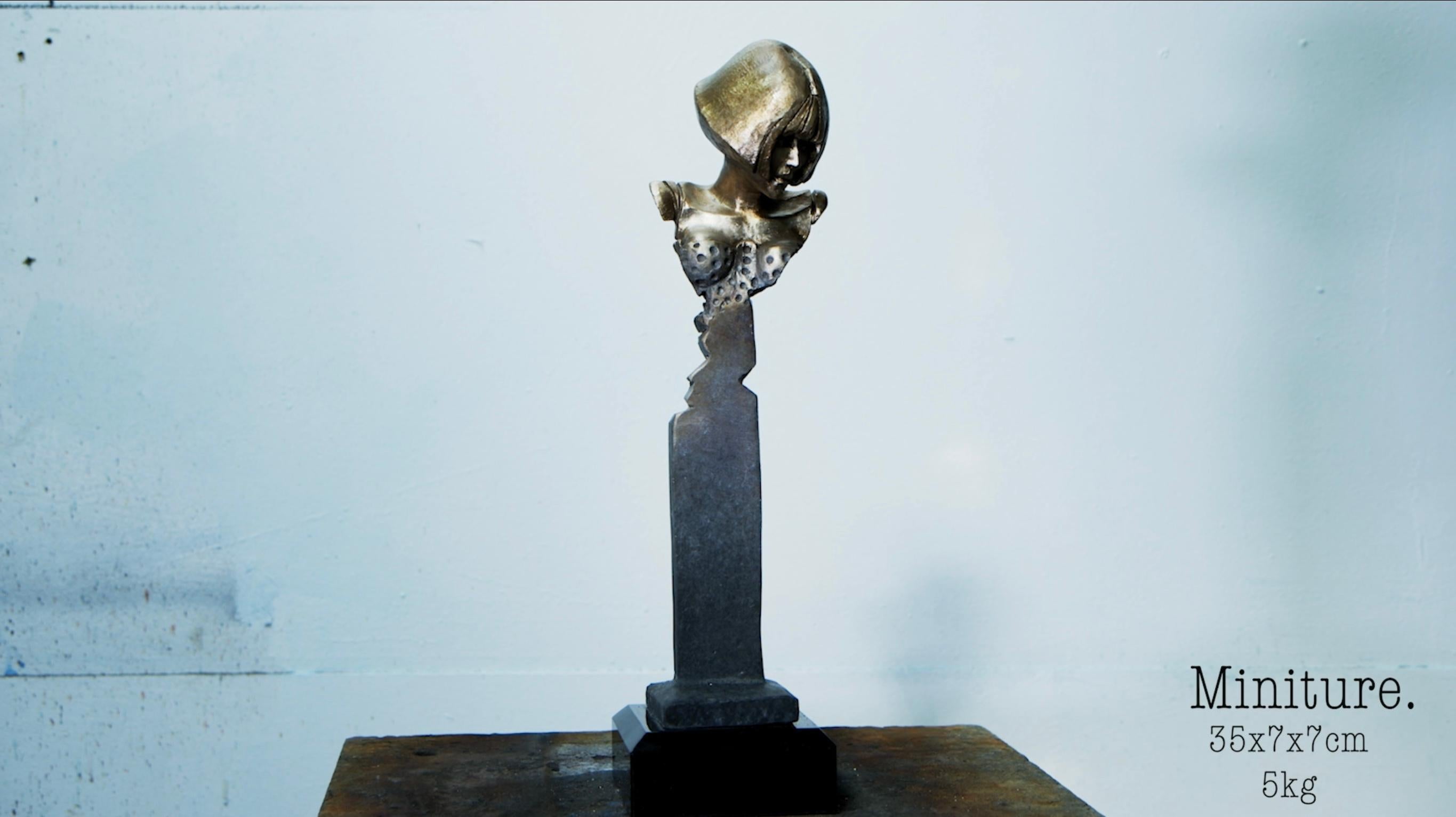 Stephen Glassborow Figurative Sculpture – Zeitgenössische Miniatur-Bronze-Skulptur auf Granitsockel