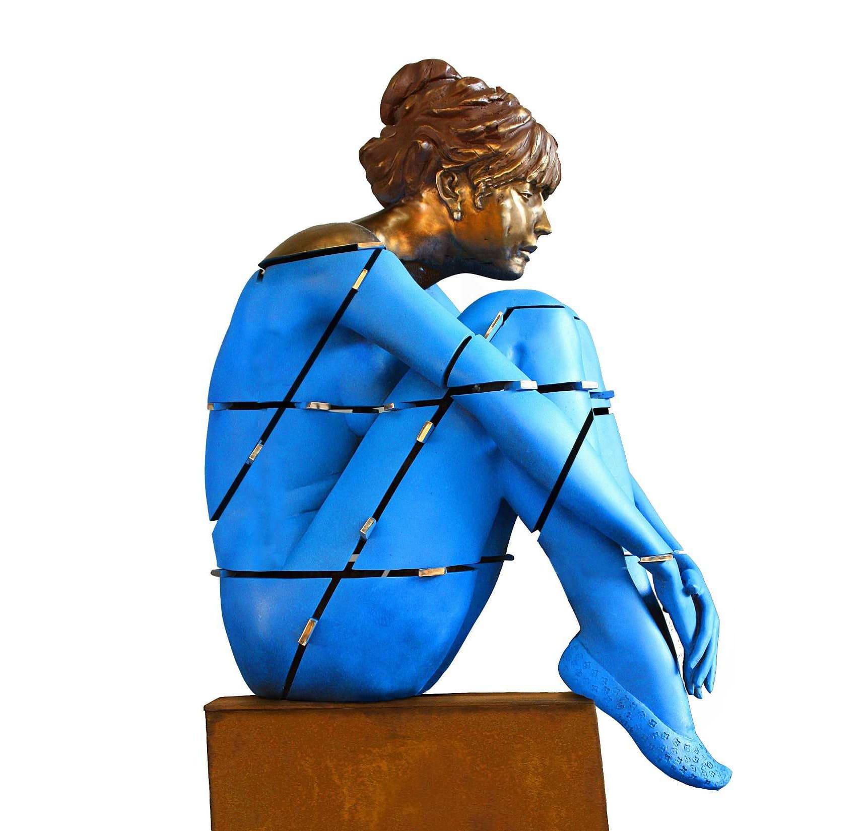 Space Girl – Sculpture von Stephen Glassborow