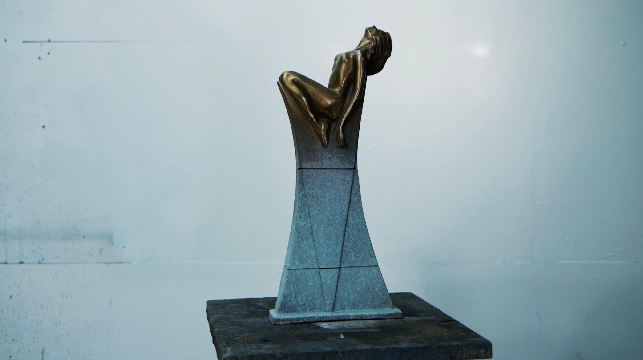 Figurilla V, Escultura contemporánea de bronce sobre base de granito - Sculpture de Stephen Glassborow