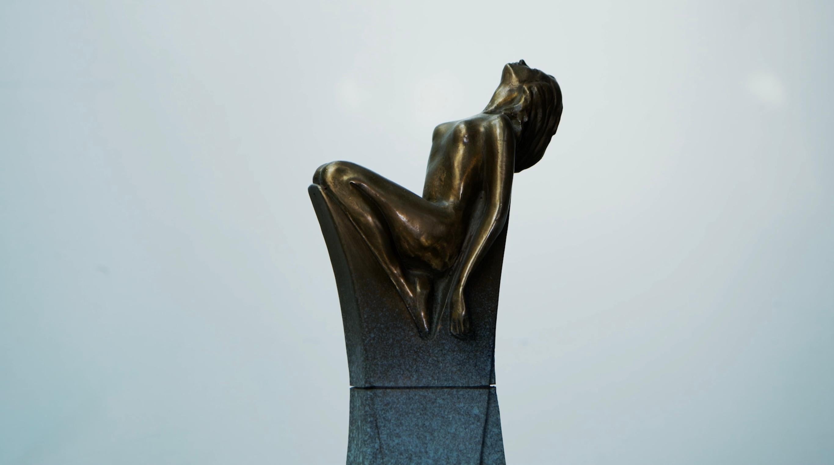 Figurilla V, Escultura contemporánea de bronce sobre base de granito - Sculpture Art Decó de Stephen Glassborow