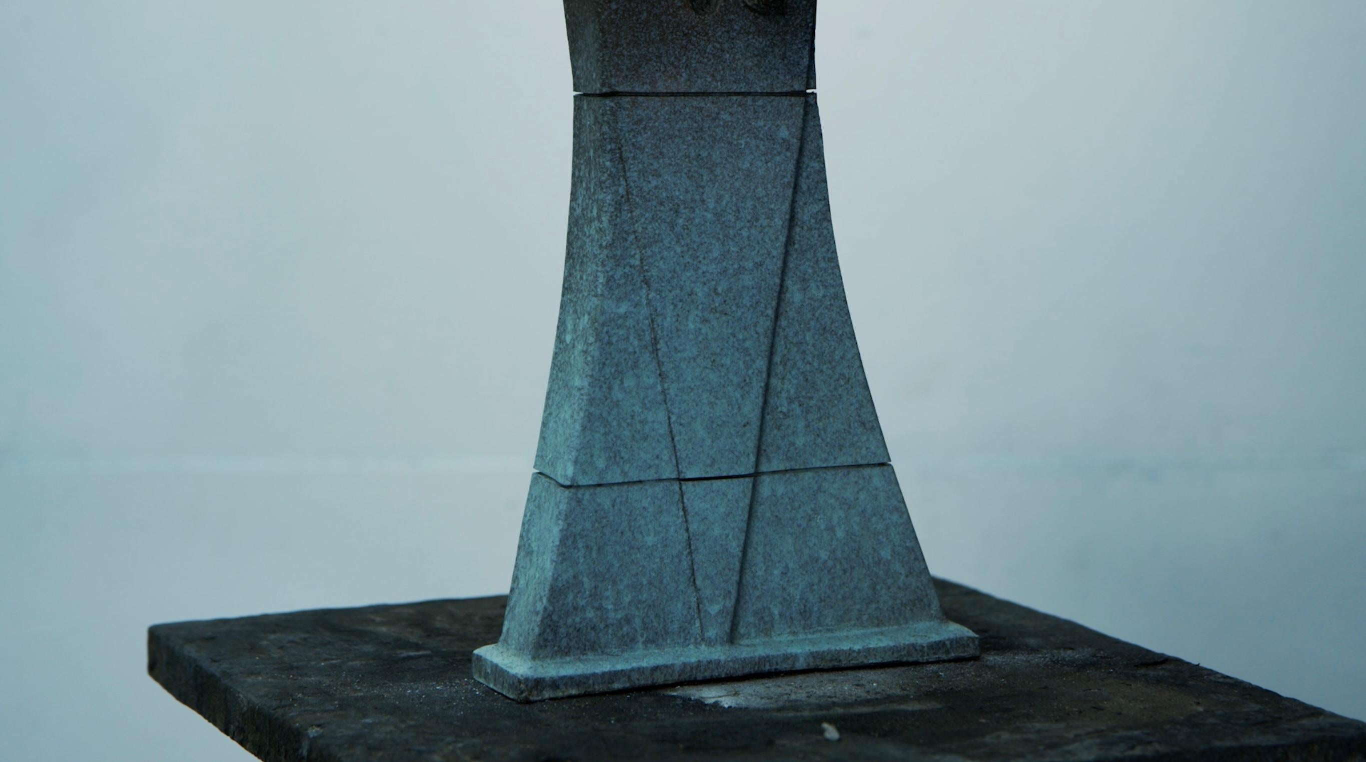 Stephen Glassborow nació en Hammersmith, Inglaterra, y estudió escultura en el Brighton College of Art, antes de convertirse en residente permanente en Australia en 1983. En la actualidad es uno de los artistas de mayor éxito e importancia de