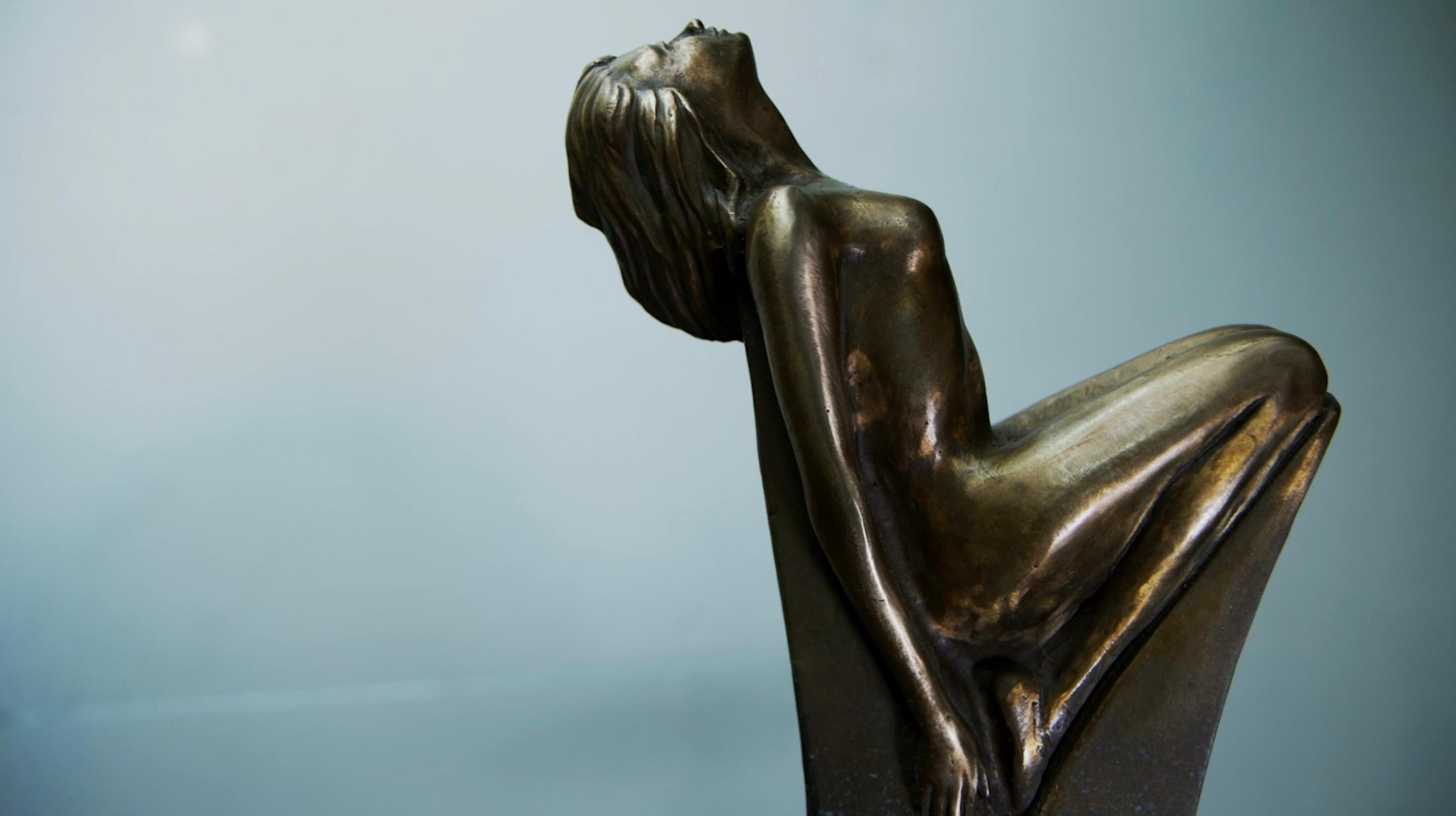 Figurilla V, Escultura contemporánea de bronce sobre base de granito 1