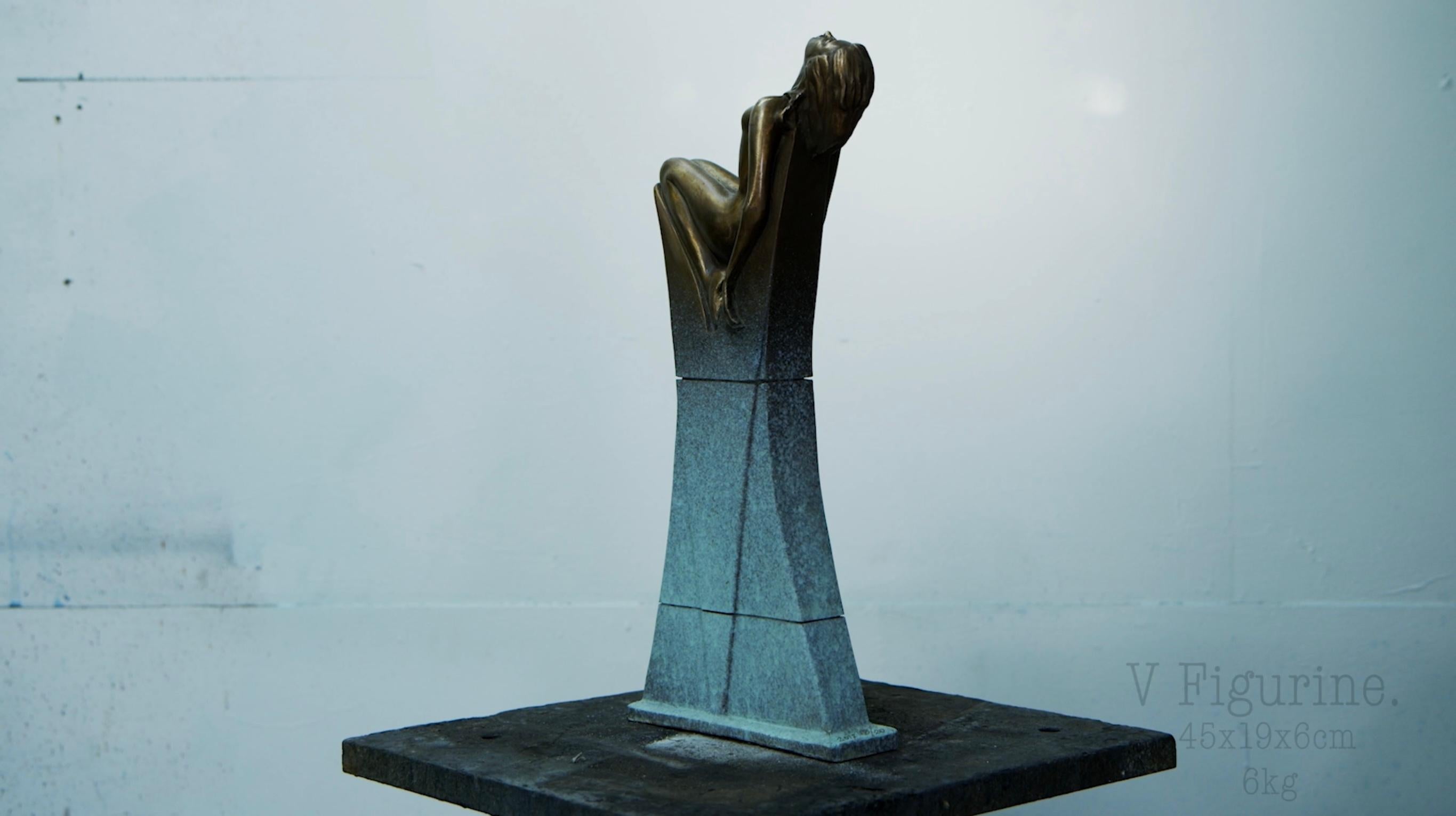 Figurilla V, Escultura contemporánea de bronce sobre base de granito 2