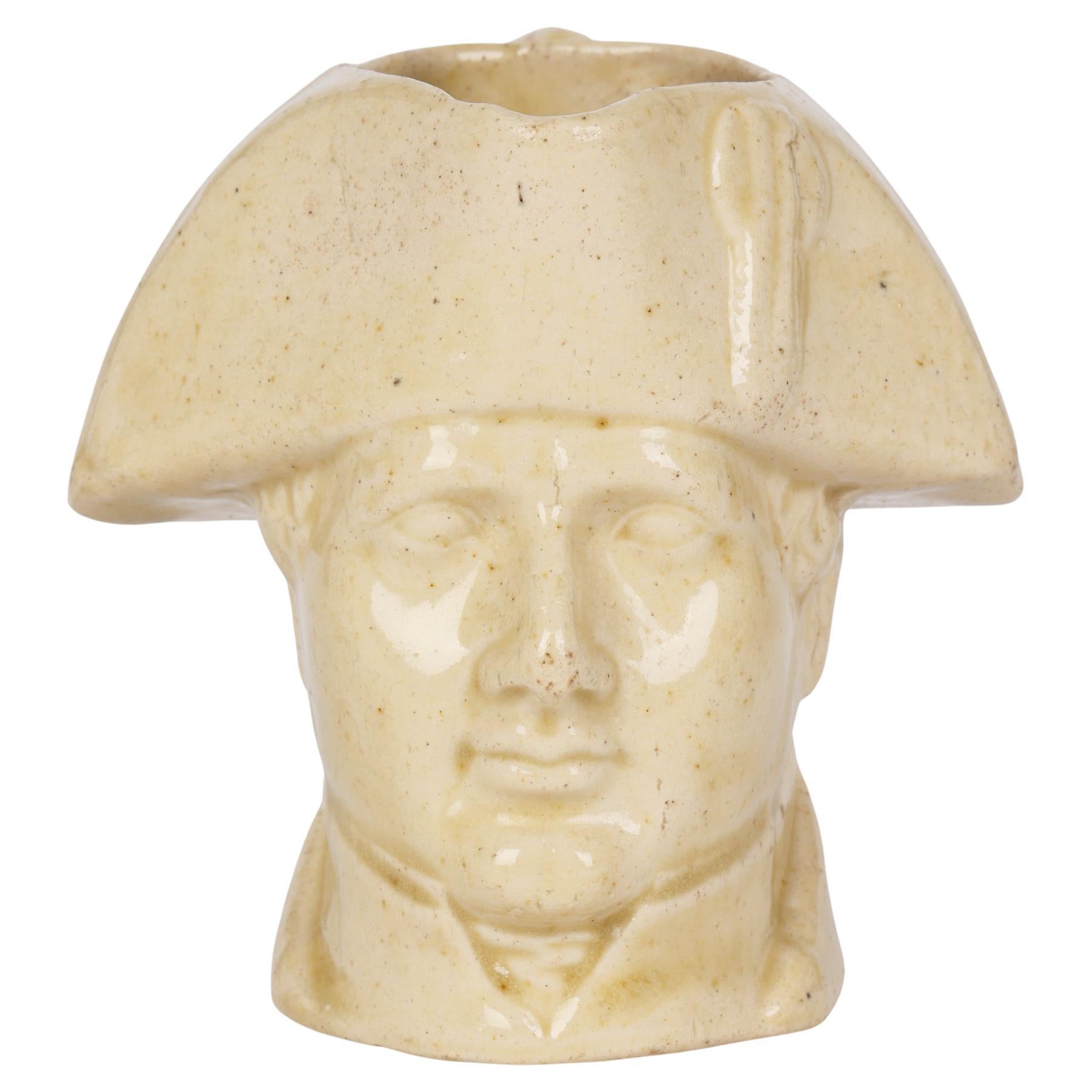 Stephen Green Lambeth Pichet miniature Napoléon en grès émaillé au sel et à la crème
