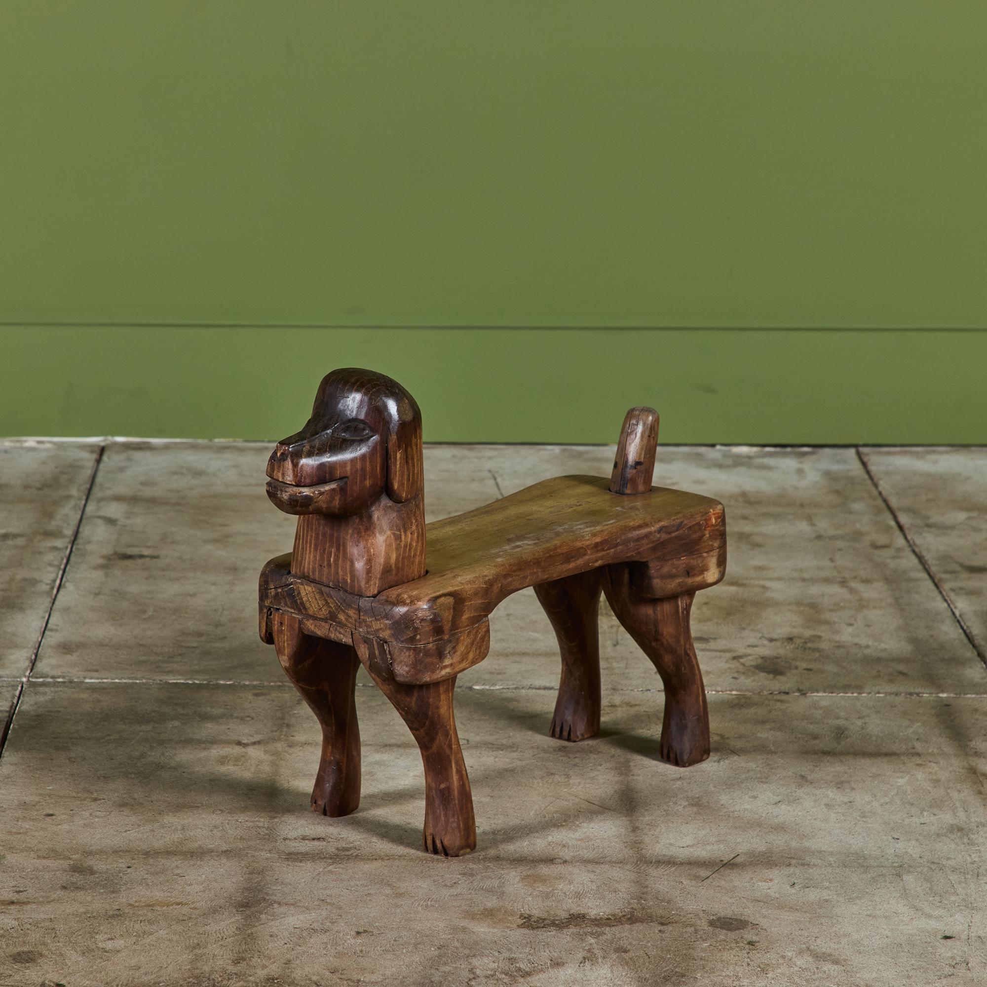 Taburete para perro de madera tallada a mano Stephen Huneck. Perfecto como taburete para los pies, otomana o escultura lúdica.

Dimensiones
7