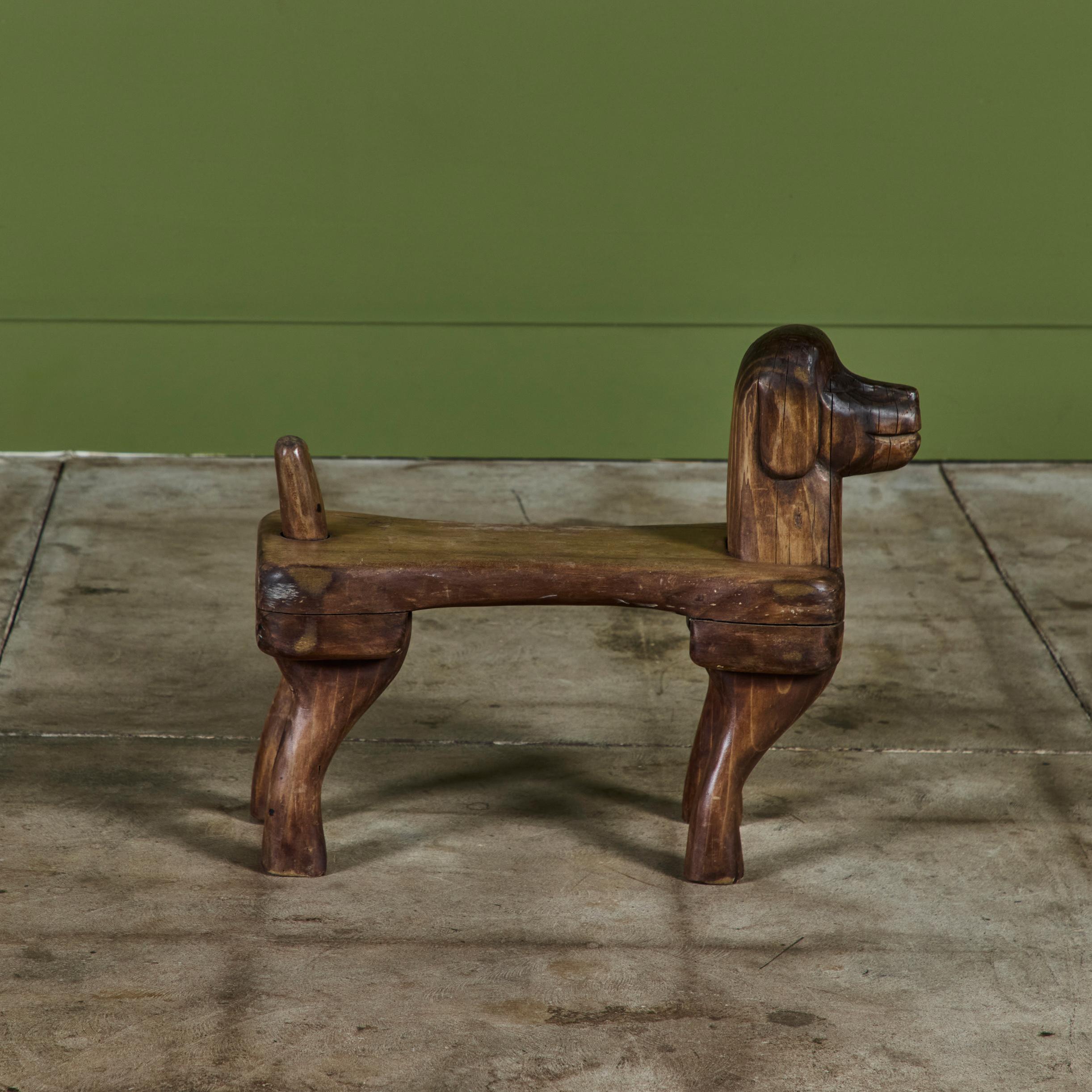 Stephen Huneck Reposapiés de madera tallada con forma de perro siglo XX en venta