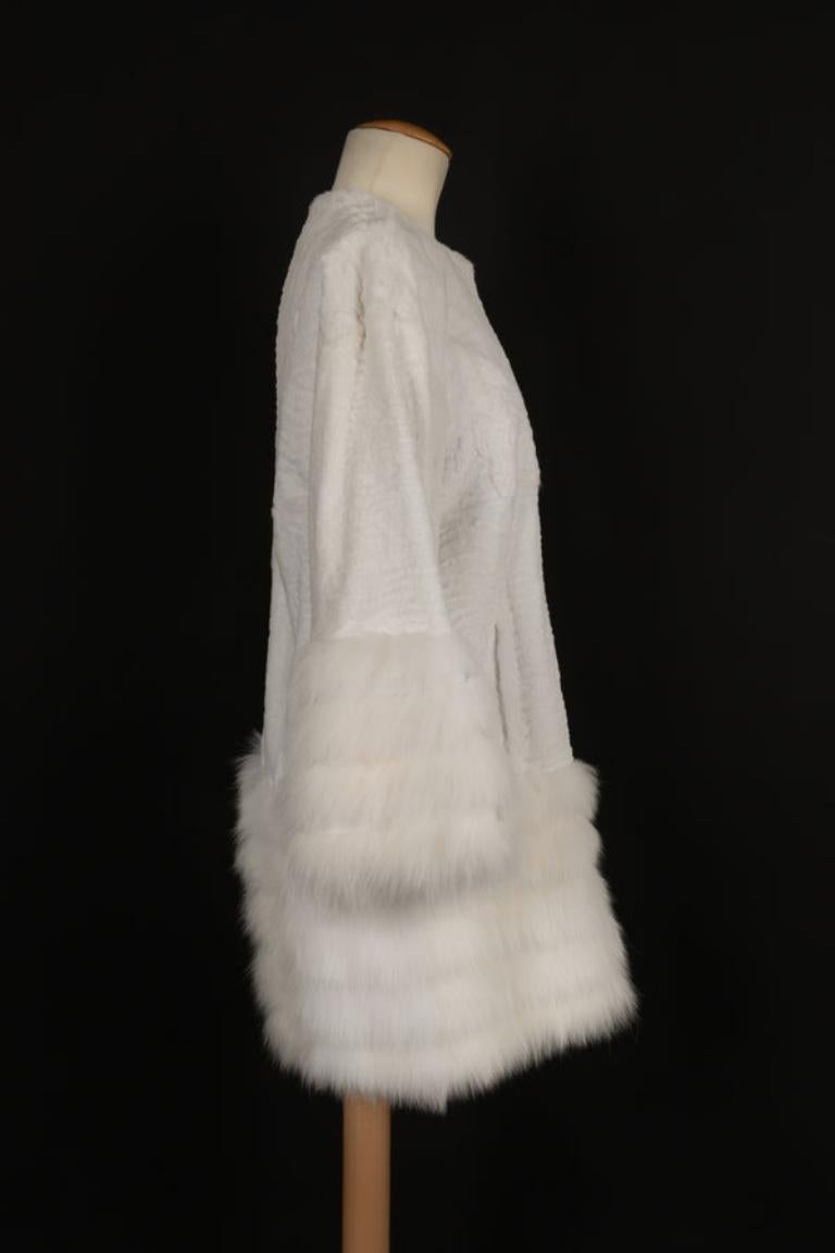 Stephen - (Made in Italy) Long Breitschwanz fur jacket partially shaved and with white luster. Size 42IT.

Additional information:
Condition: Very good condition
Dimensions: Shoulder width: 49 - Sleeve length: 50 - Length: 84 cm

Seller Reference: