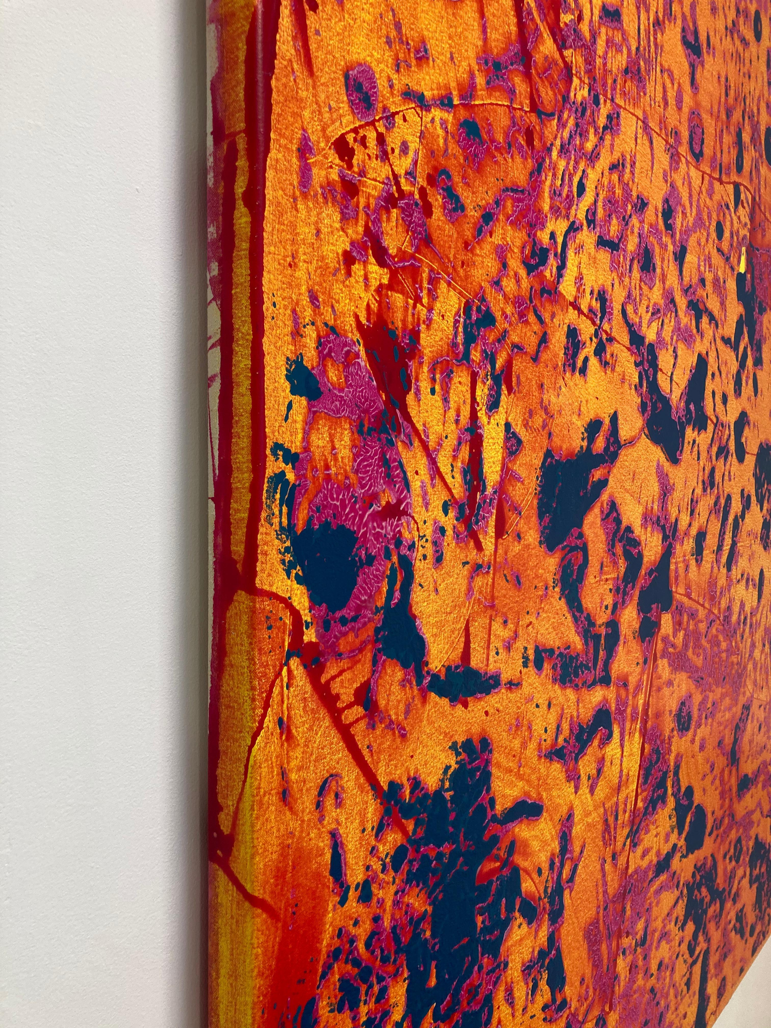 P20-0105 ist ein großes, vertikales abstraktes Gemälde in leuchtenden Gelb-Orange-Tönen mit Pink und dunklem Marineblau von Stephen Maine. Dieses auffällige Gemälde vermittelt Bewegung und die Andeutung von Textur beim Auftragen der Acrylfarbe auf